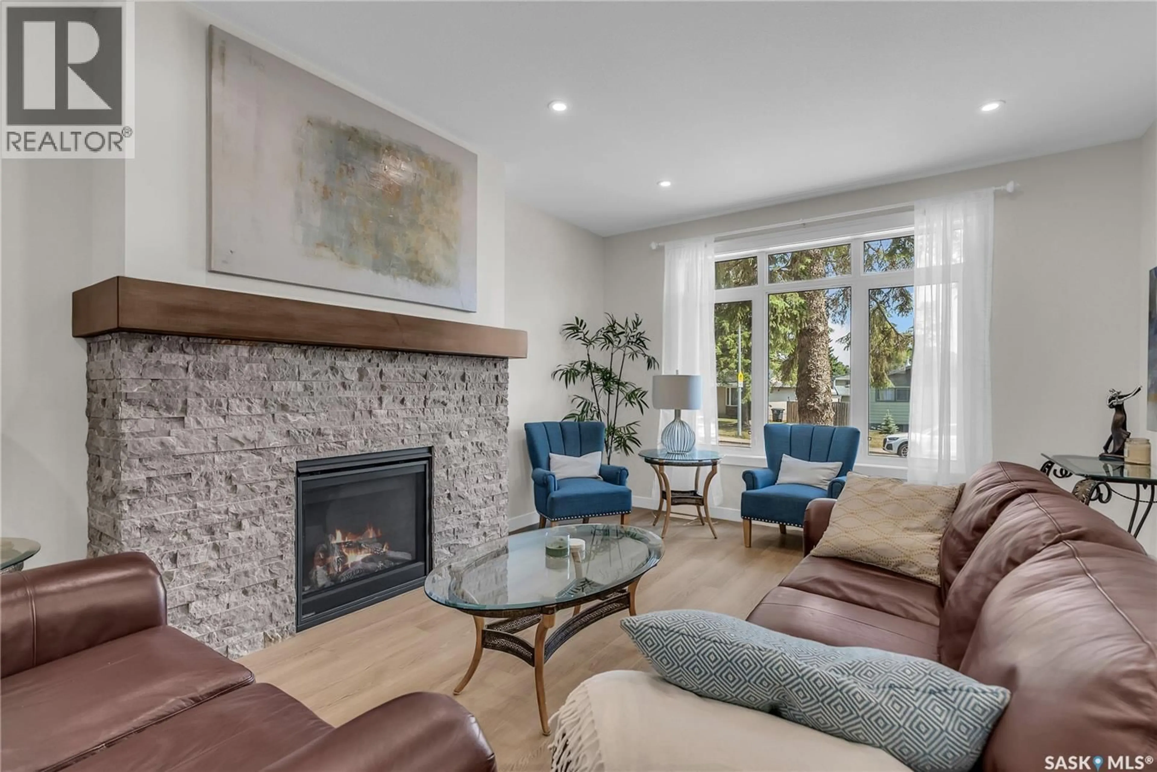 Living room with furniture, ceramic/tile floor for 1601b 9TH AVENUE, Saskatoon Saskatchewan S7K2Z9