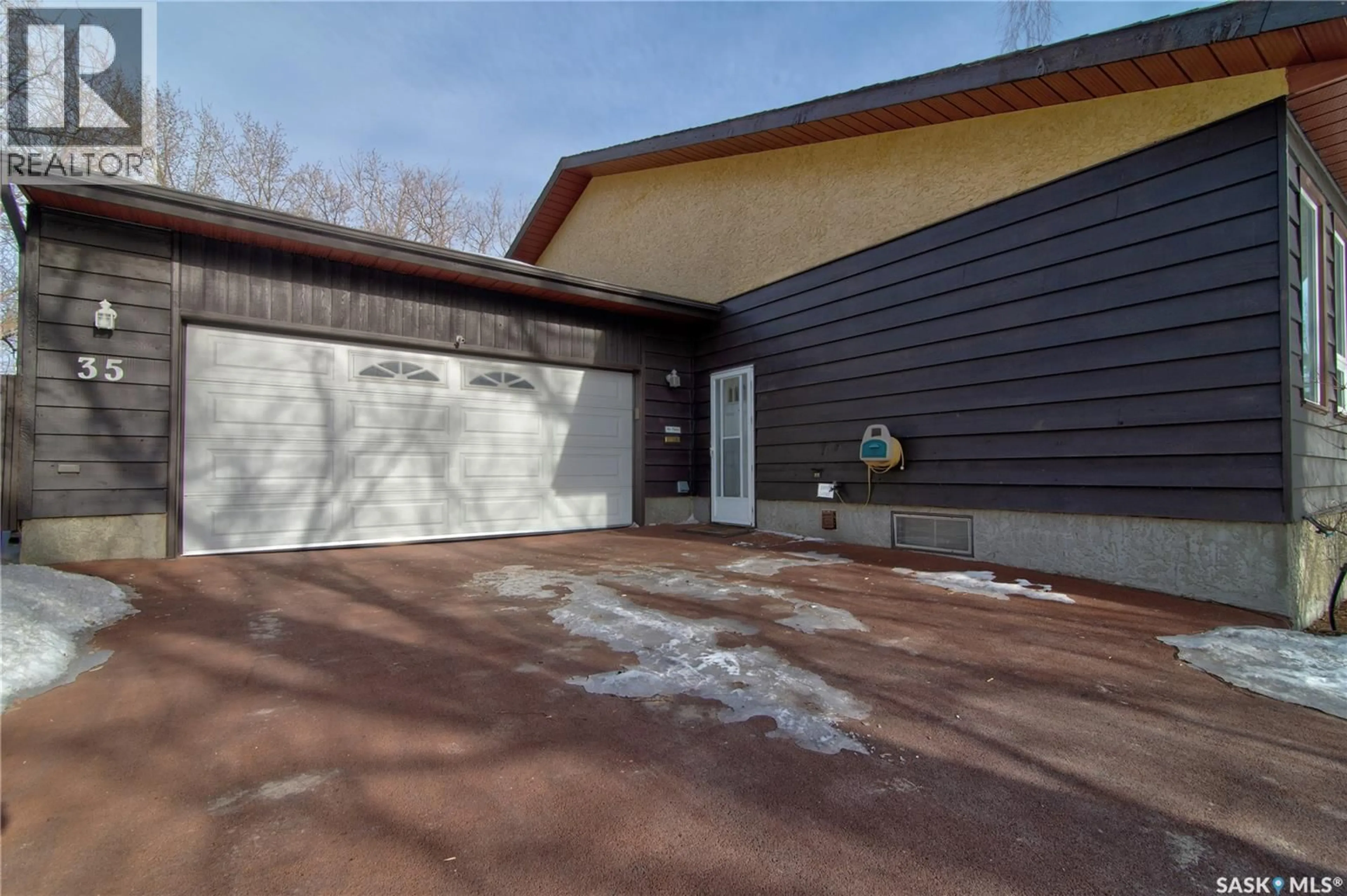 Indoor garage for 35 SIDNEY STREET, Regina Saskatchewan S4X1X1