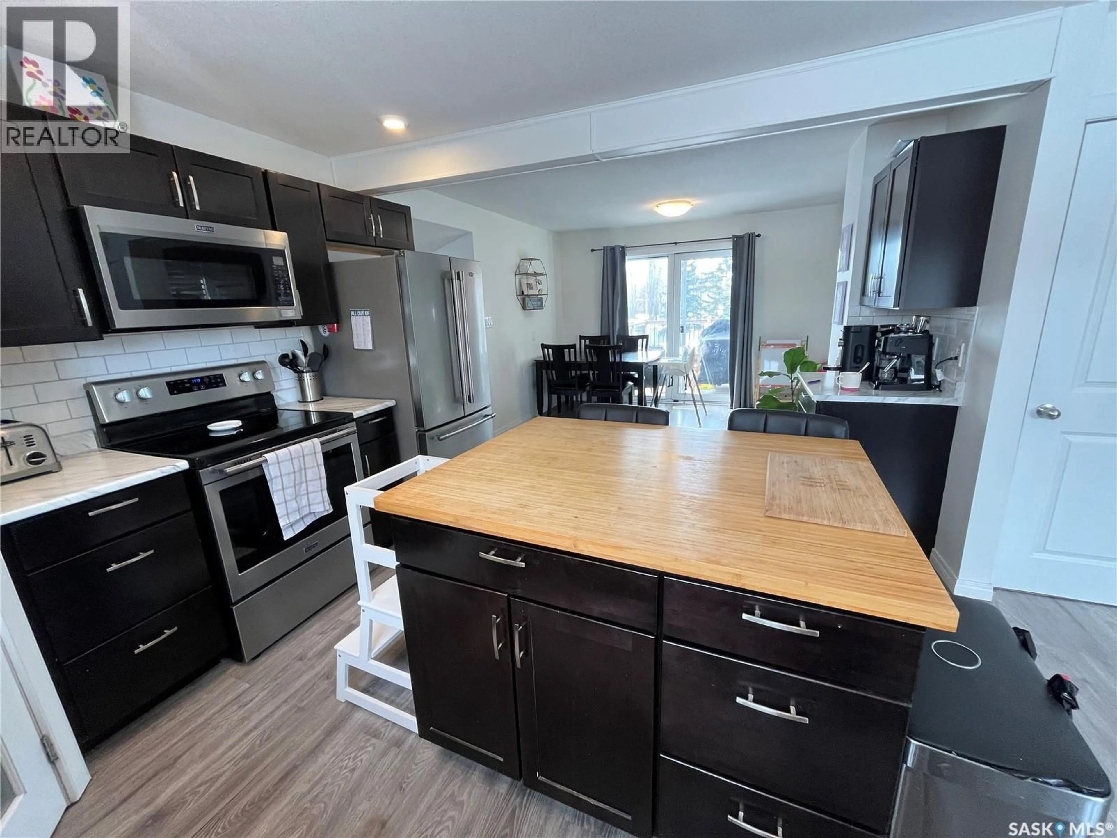 Open concept kitchen, wood/laminate floor for 619 SMITH DORRIEN AVENUE, Esterhazy Saskatchewan S0A0X0