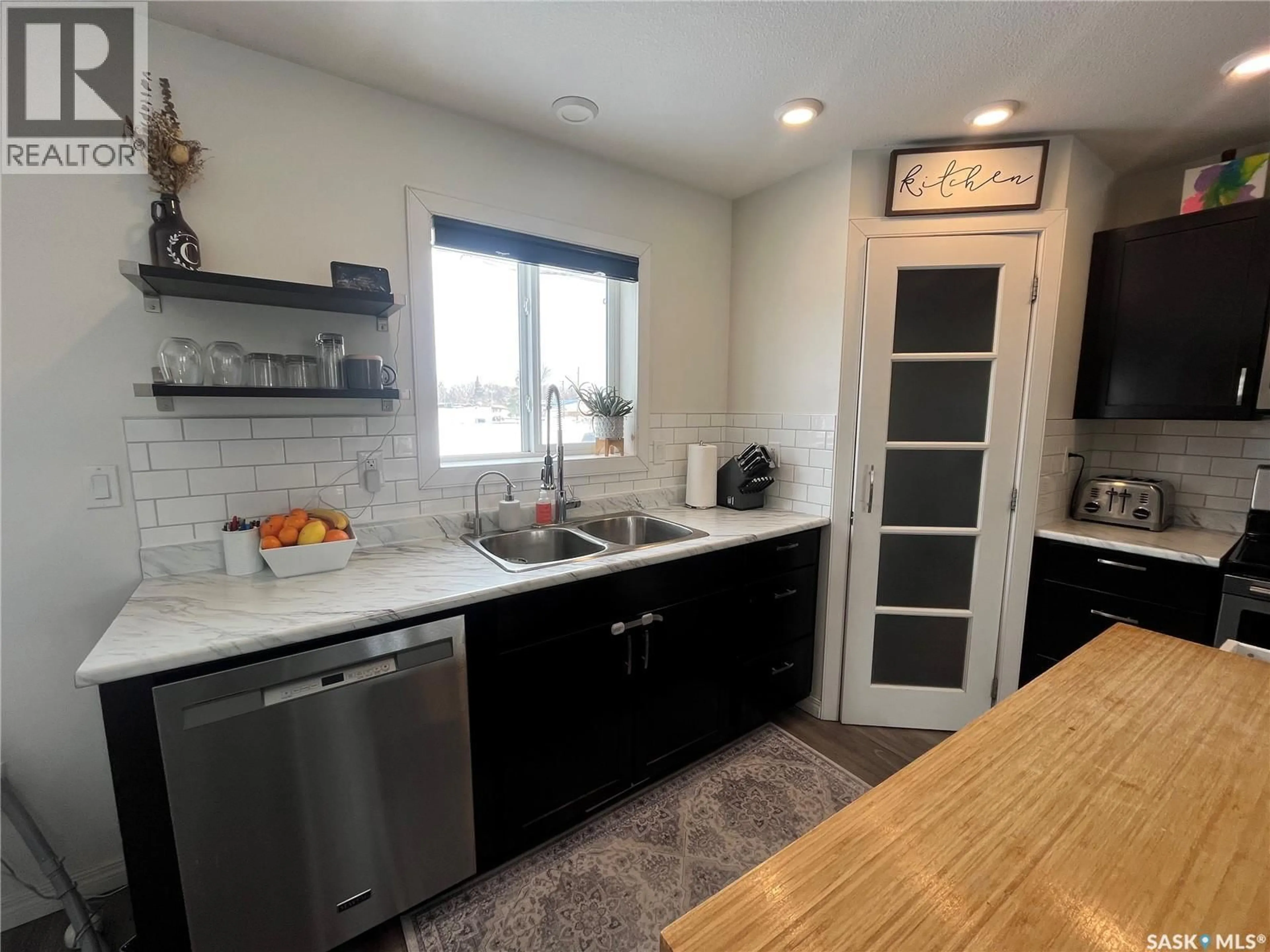 Open concept kitchen, ceramic/tile floor for 619 SMITH DORRIEN AVENUE, Esterhazy Saskatchewan S0A0X0