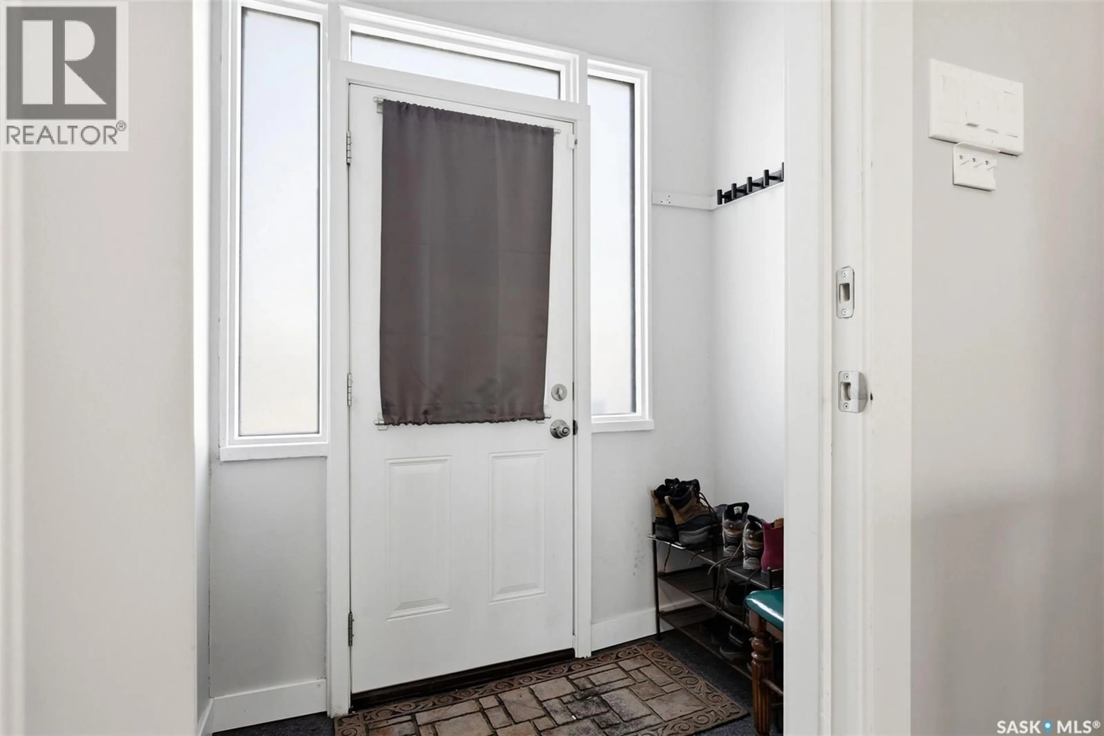 Indoor entryway for 3809 VICTORIA AVENUE, Regina Saskatchewan S4T1M6