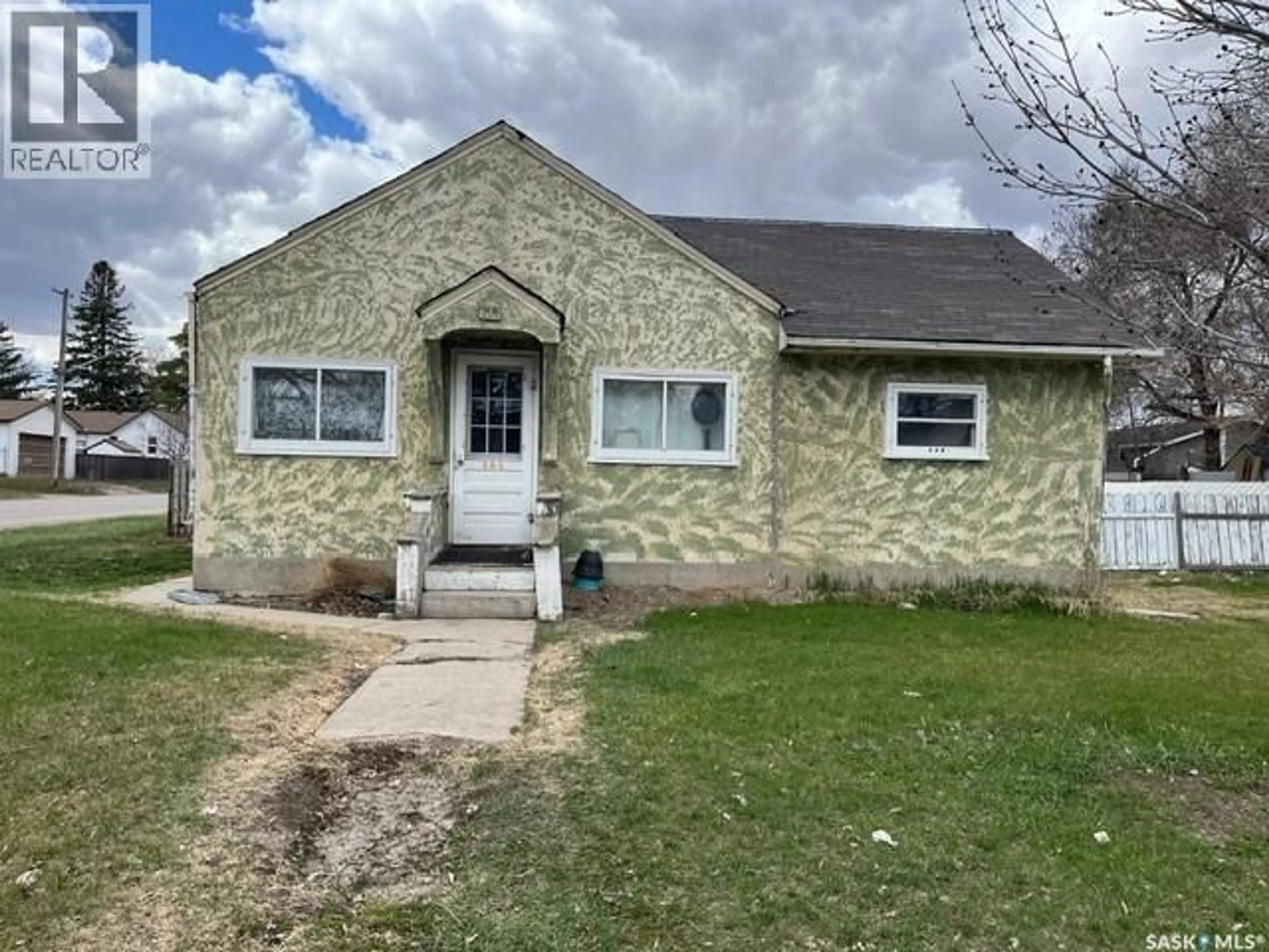 Home with vinyl exterior material, street for 201 R AVENUE N, Saskatoon Saskatchewan S7L2Y6