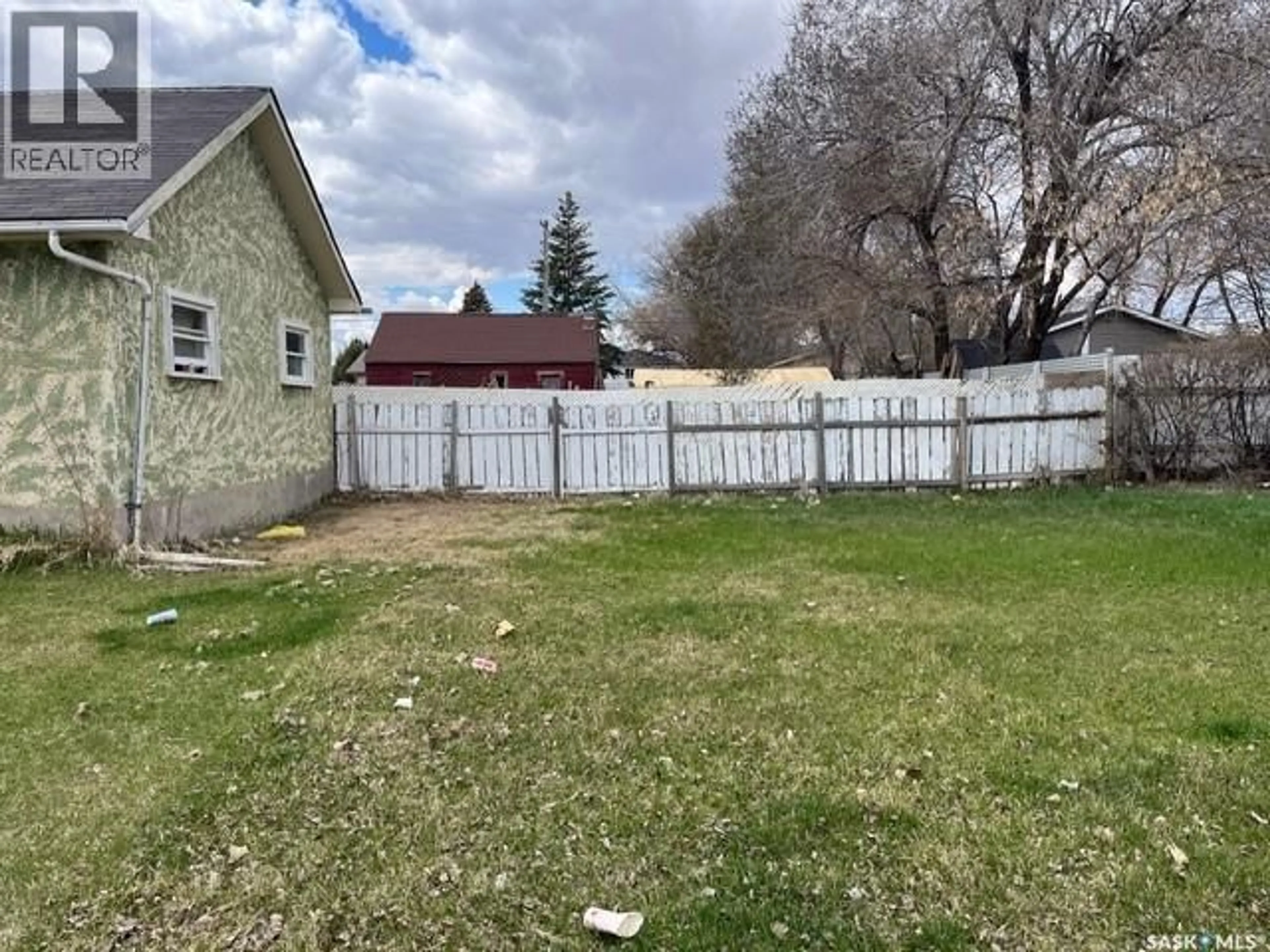 A pic from outside/outdoor area/front of a property/back of a property/a pic from drone, mountain view for 201 R AVENUE N, Saskatoon Saskatchewan S7L2Y6