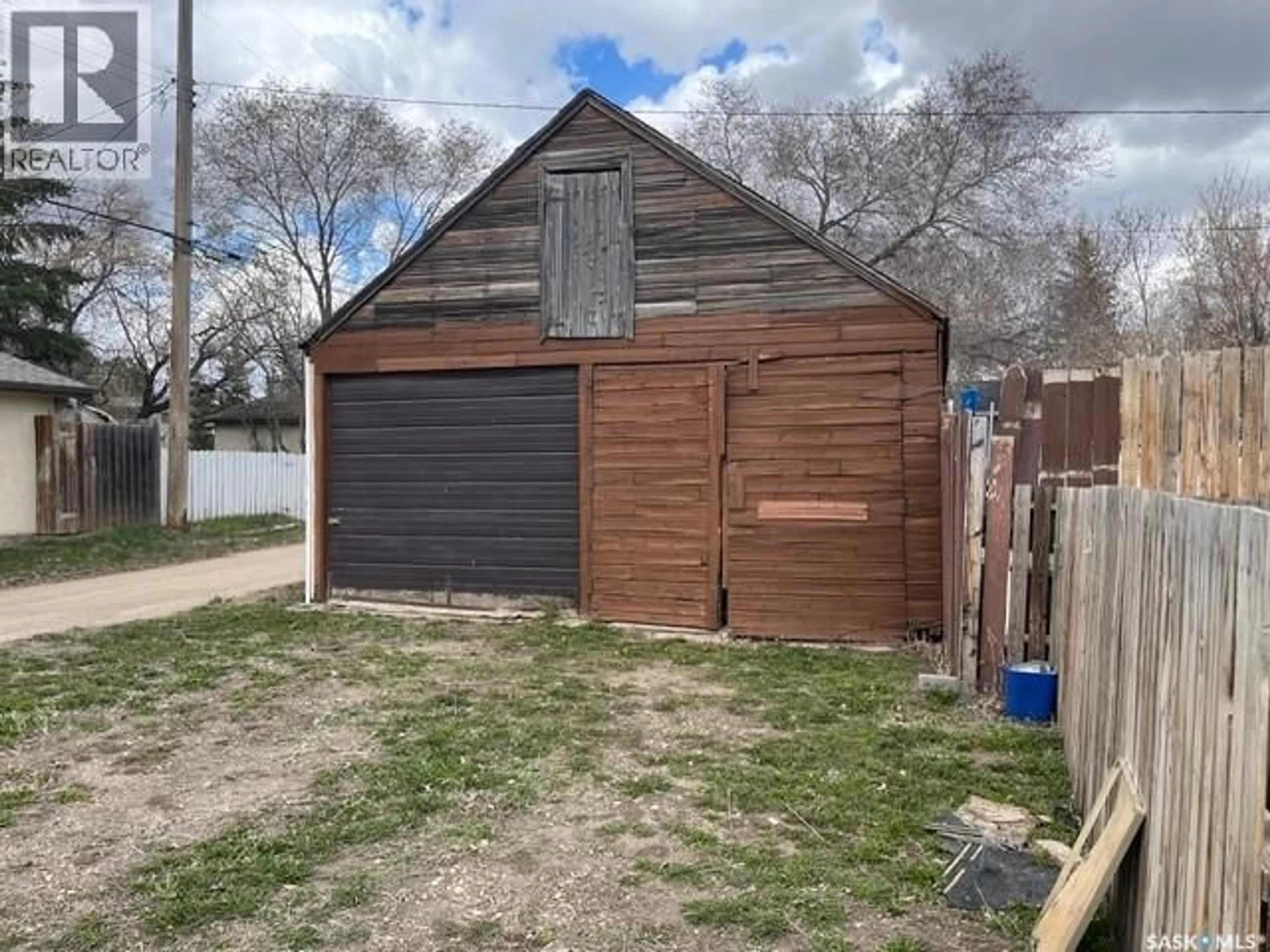Shed for 201 R AVENUE N, Saskatoon Saskatchewan S7L2Y6