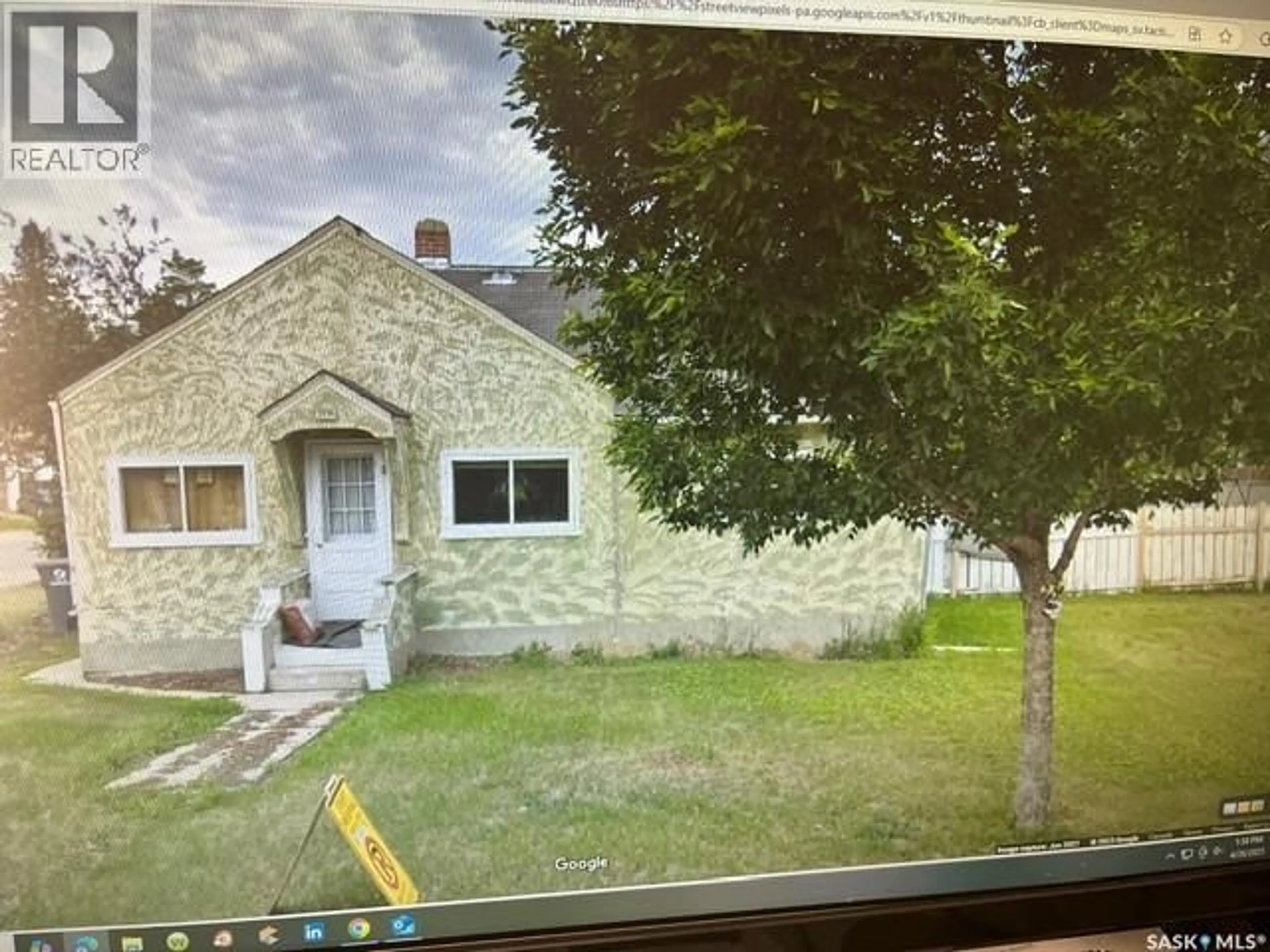 A pic from outside/outdoor area/front of a property/back of a property/a pic from drone, unknown for 201 R AVENUE N, Saskatoon Saskatchewan S7L2Y6