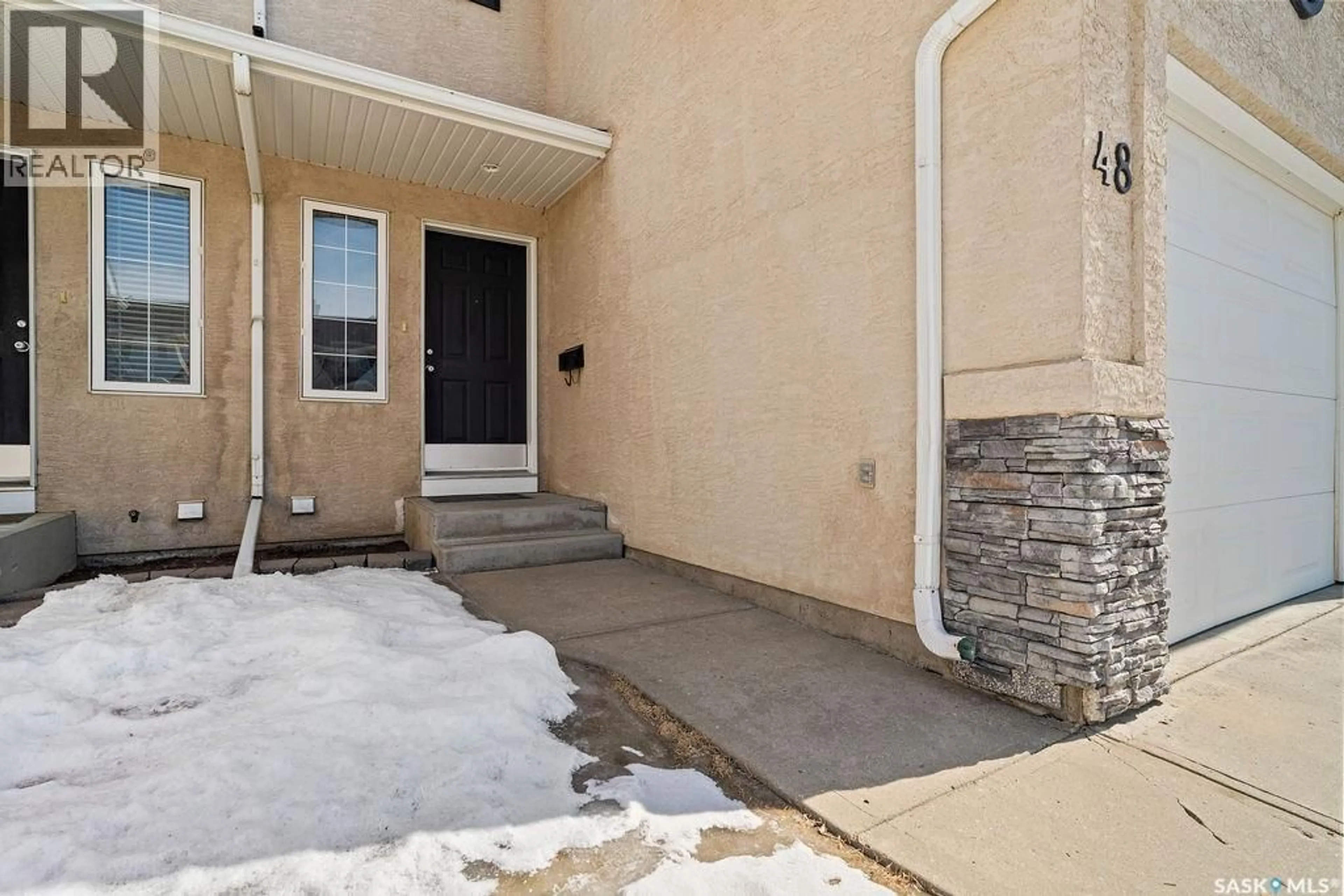 Indoor entryway for 48 2400 TELL PLACE, Regina Saskatchewan S4V3E3