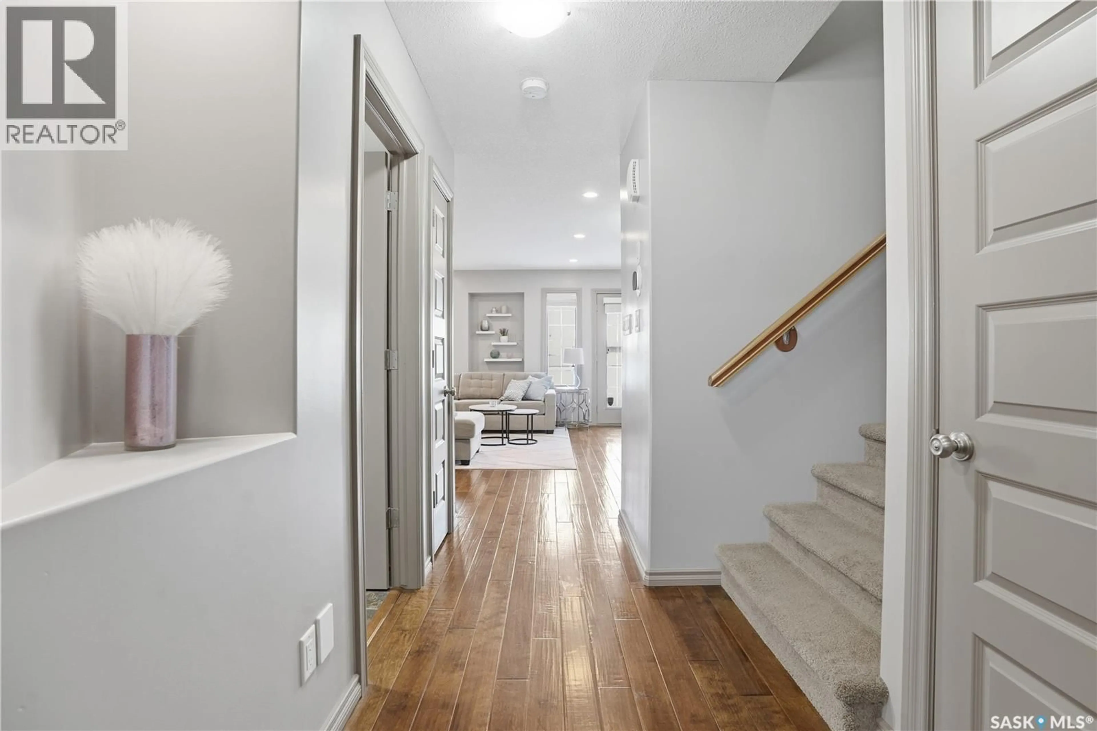 Indoor entryway for 105 - 2501 WINDSOR PARK ROAD, Regina Saskatchewan S4V1P3