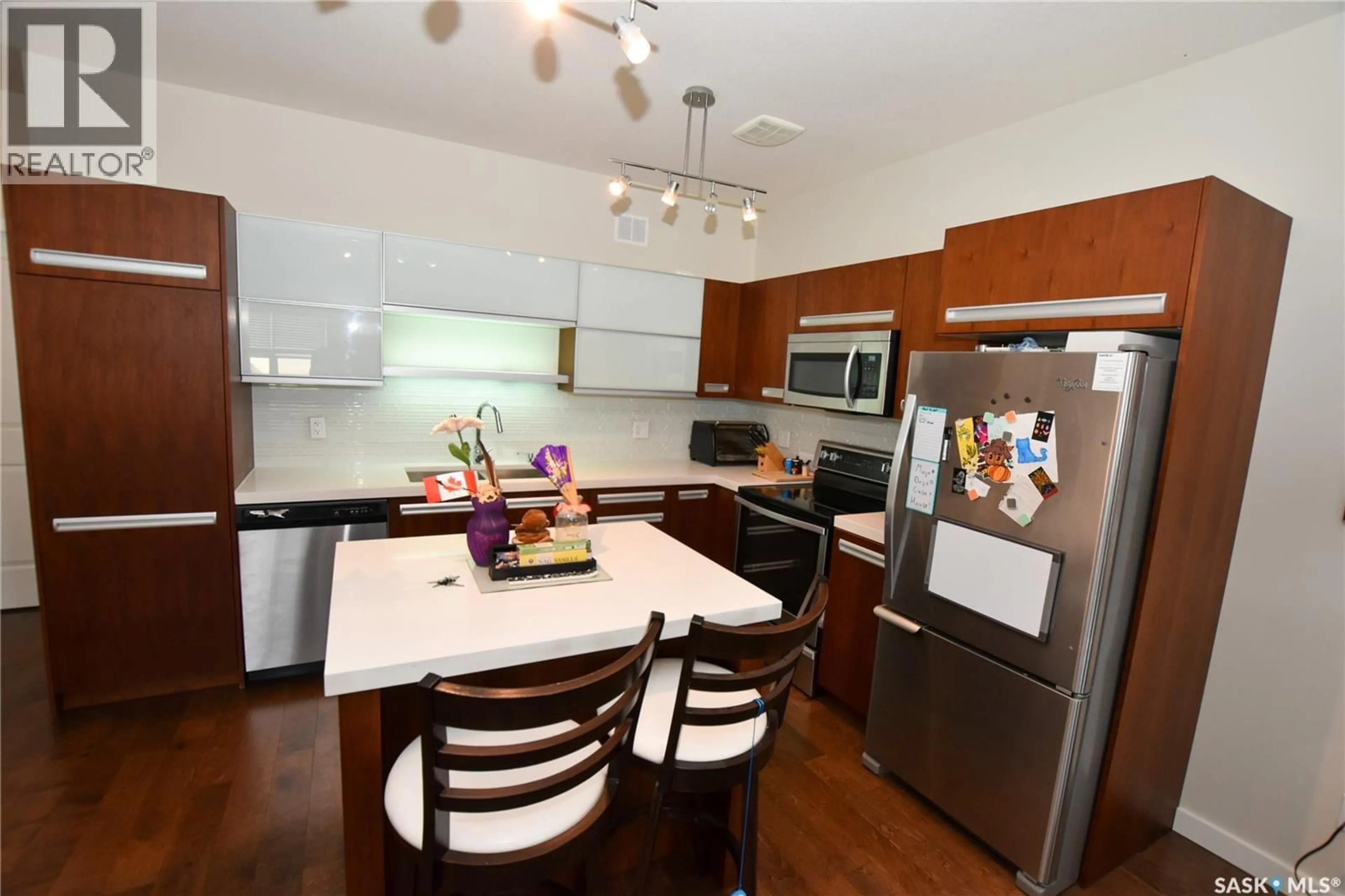 Open concept kitchen, wood/laminate floor for 204 - 2315 MCCLOCKLIN ROAD, Saskatoon Saskatchewan S7R0K7