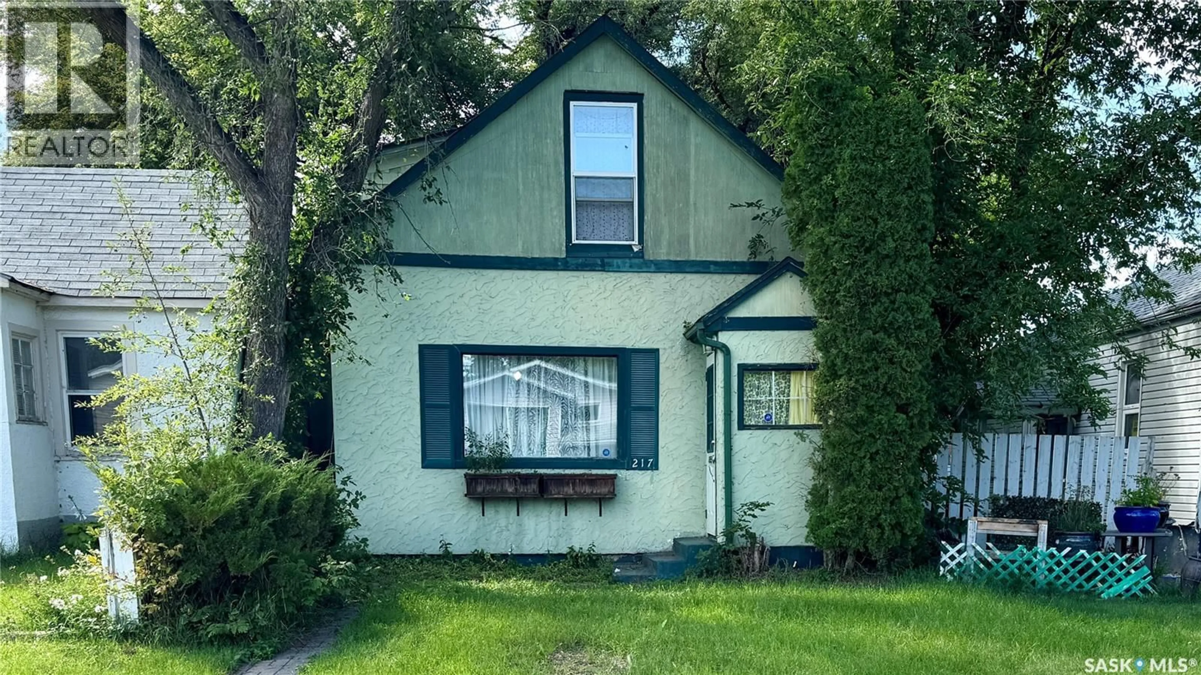 Home with vinyl exterior material, street for 217 L AVENUE, Saskatoon Saskatchewan S7L2P3