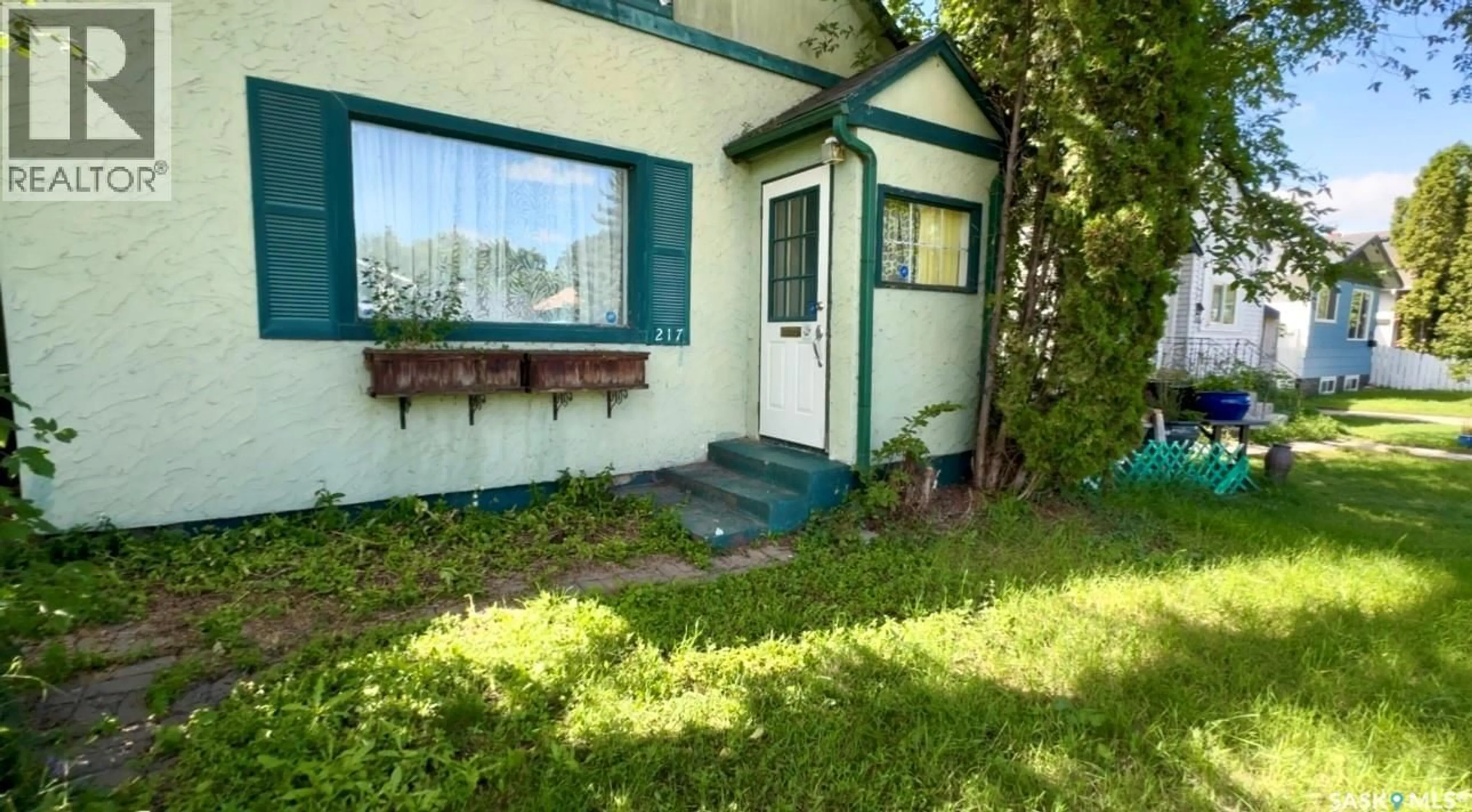 Patio, street for 217 L AVENUE, Saskatoon Saskatchewan S7L2P3