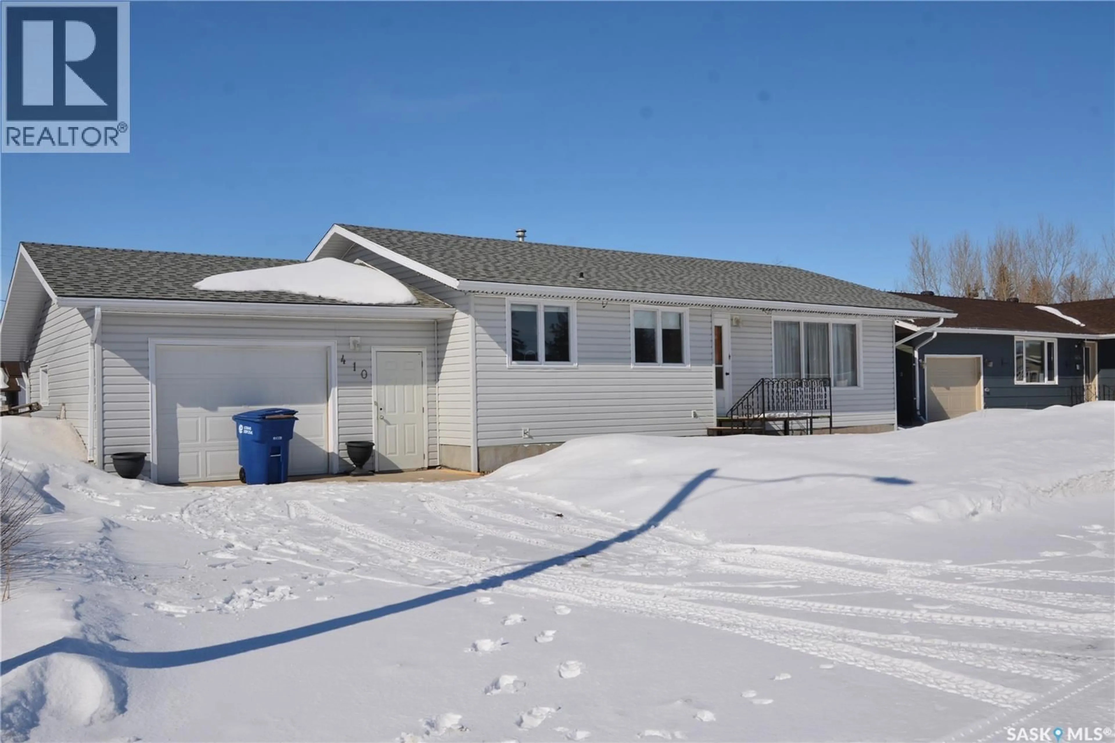 Home with vinyl exterior material, street for 410 CENTRAL AVENUE, Montmartre Saskatchewan S0G3M0