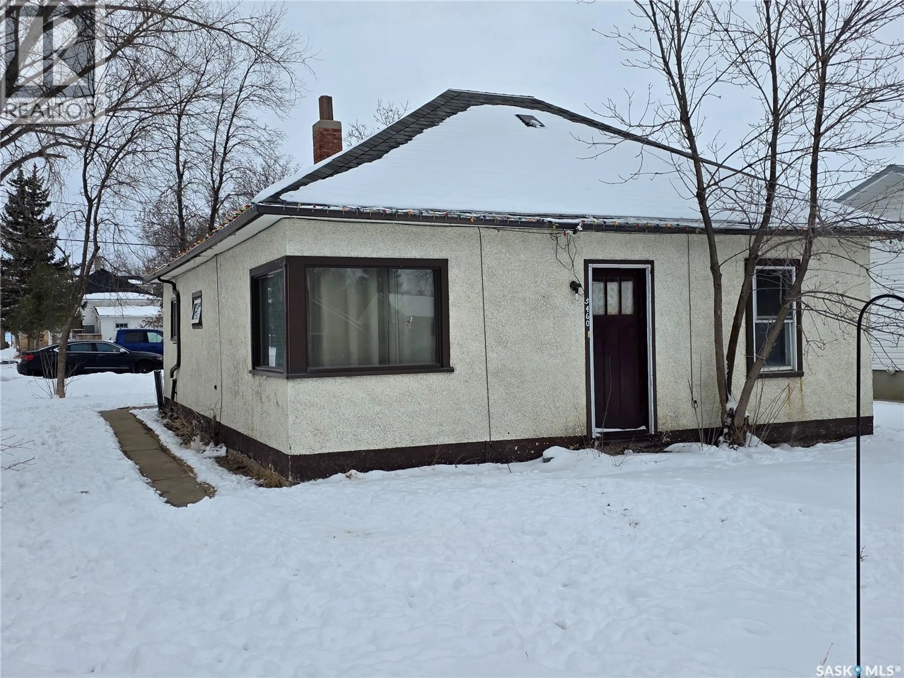A pic from outside/outdoor area/front of a property/back of a property/a pic from drone, building for 5460 KINGS AVENUE, Gull Lake Saskatchewan S0N1A0