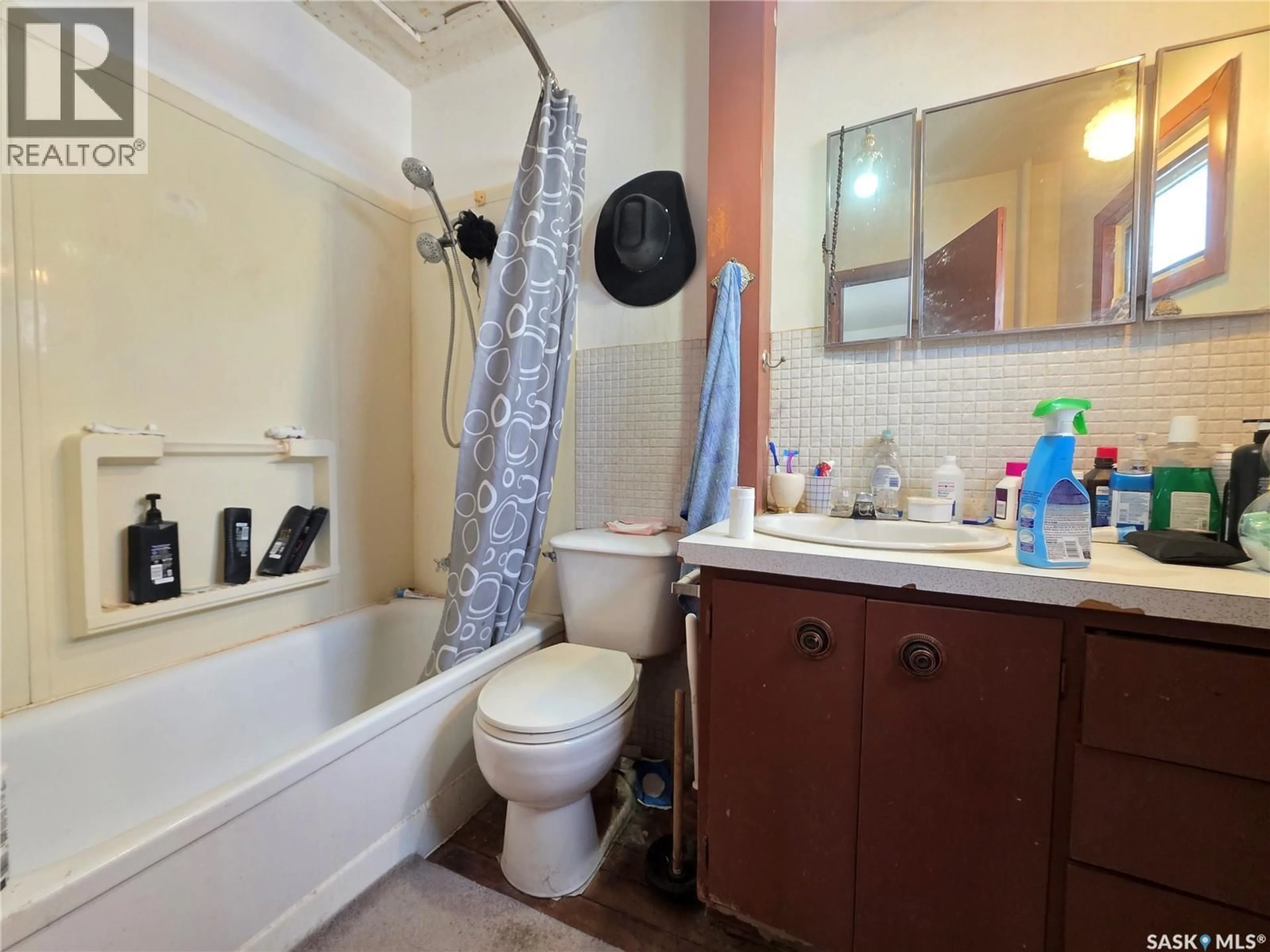 Standard bathroom, unknown for 5460 KINGS AVENUE, Gull Lake Saskatchewan S0N1A0