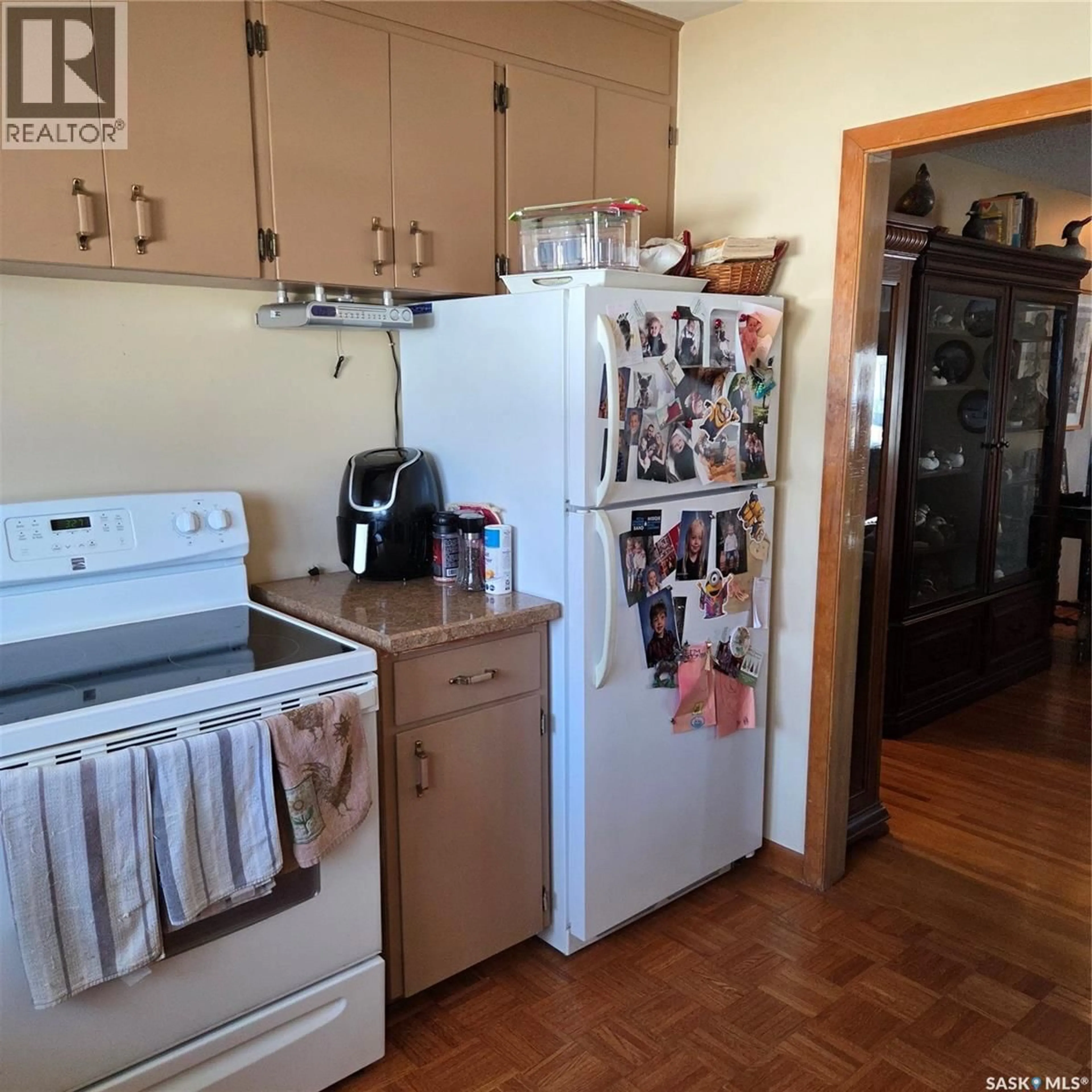Standard kitchen, unknown for 948 GRACE STREET, Moose Jaw Saskatchewan S6H3C1