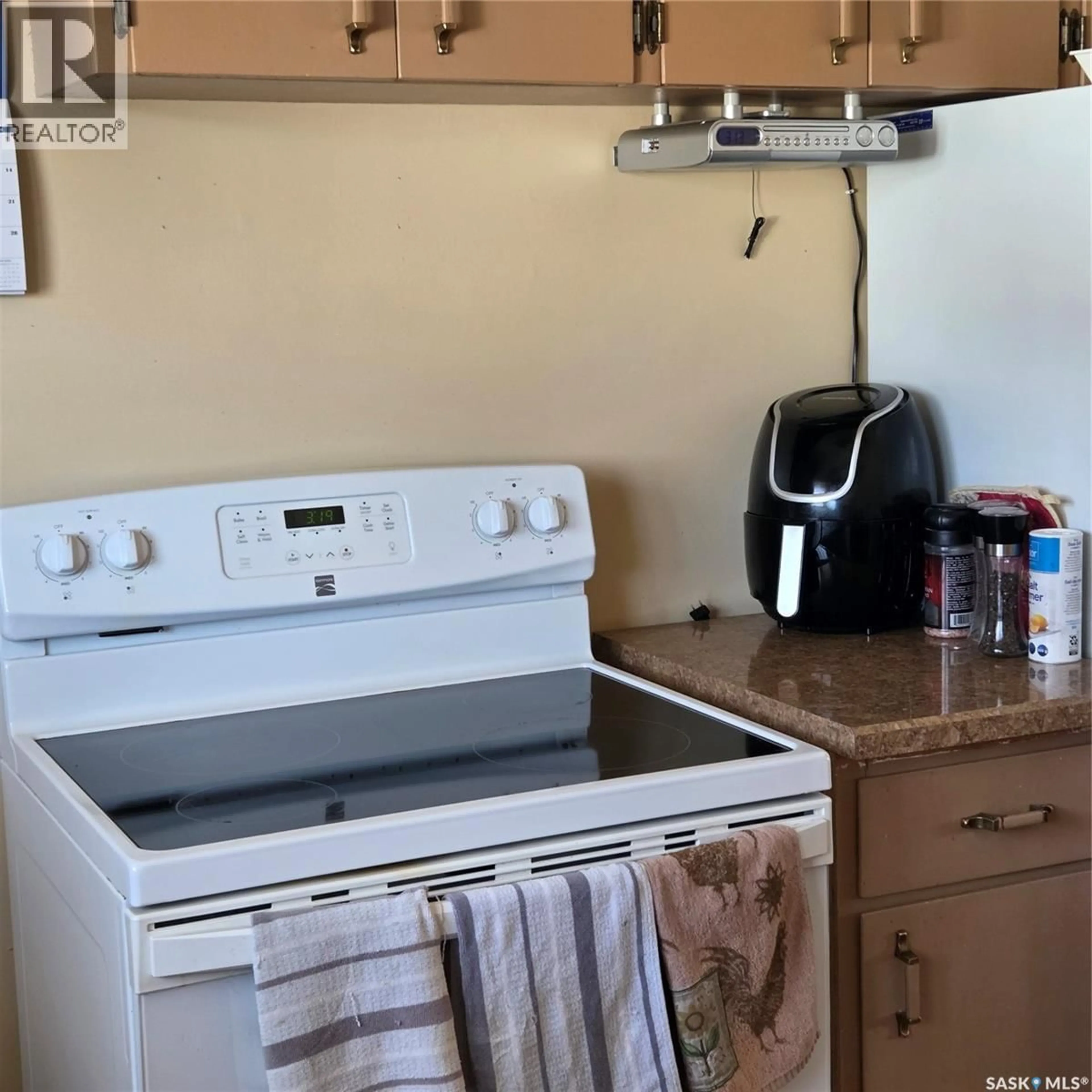 Standard kitchen, unknown for 948 GRACE STREET, Moose Jaw Saskatchewan S6H3C1