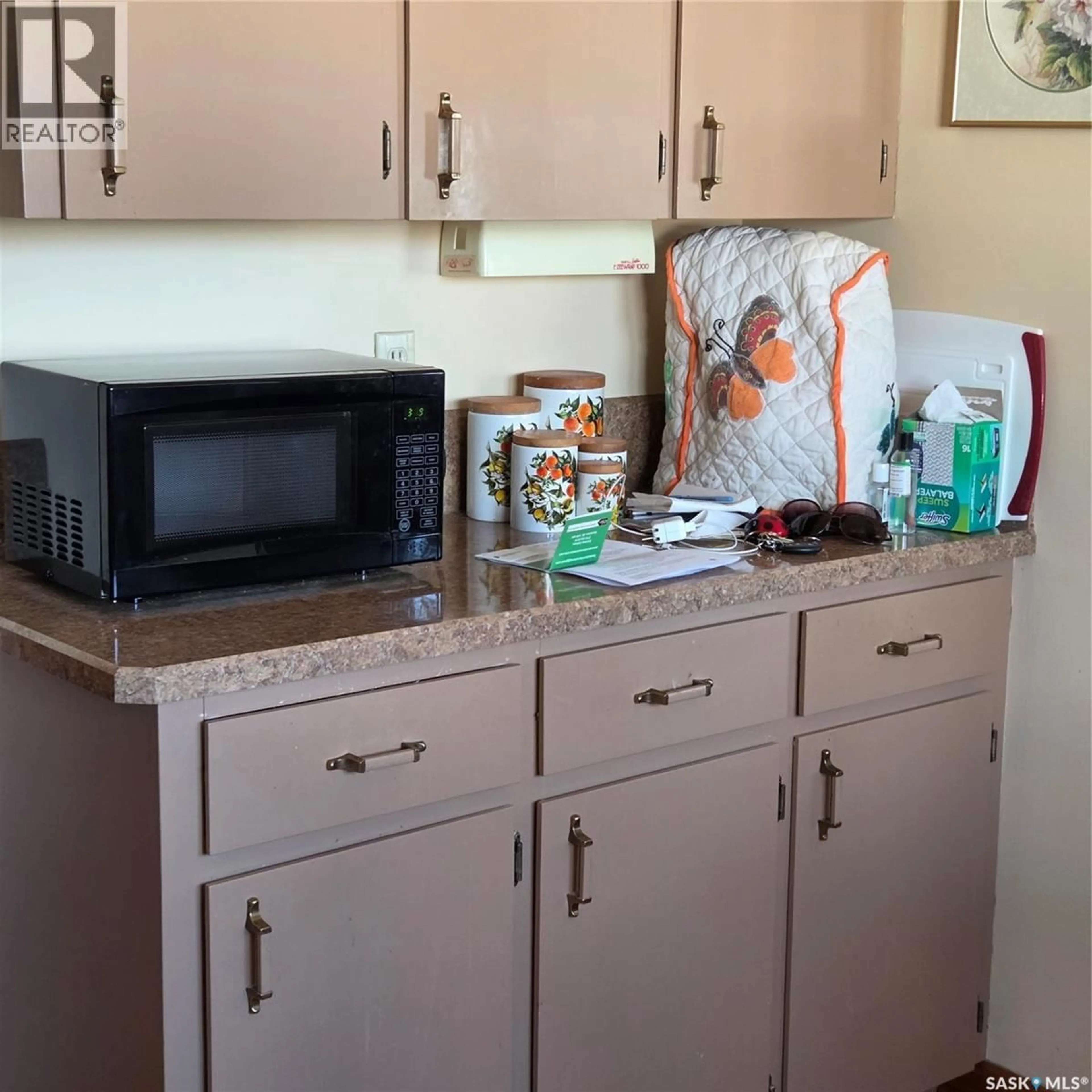 Standard kitchen, unknown for 948 GRACE STREET, Moose Jaw Saskatchewan S6H3C1