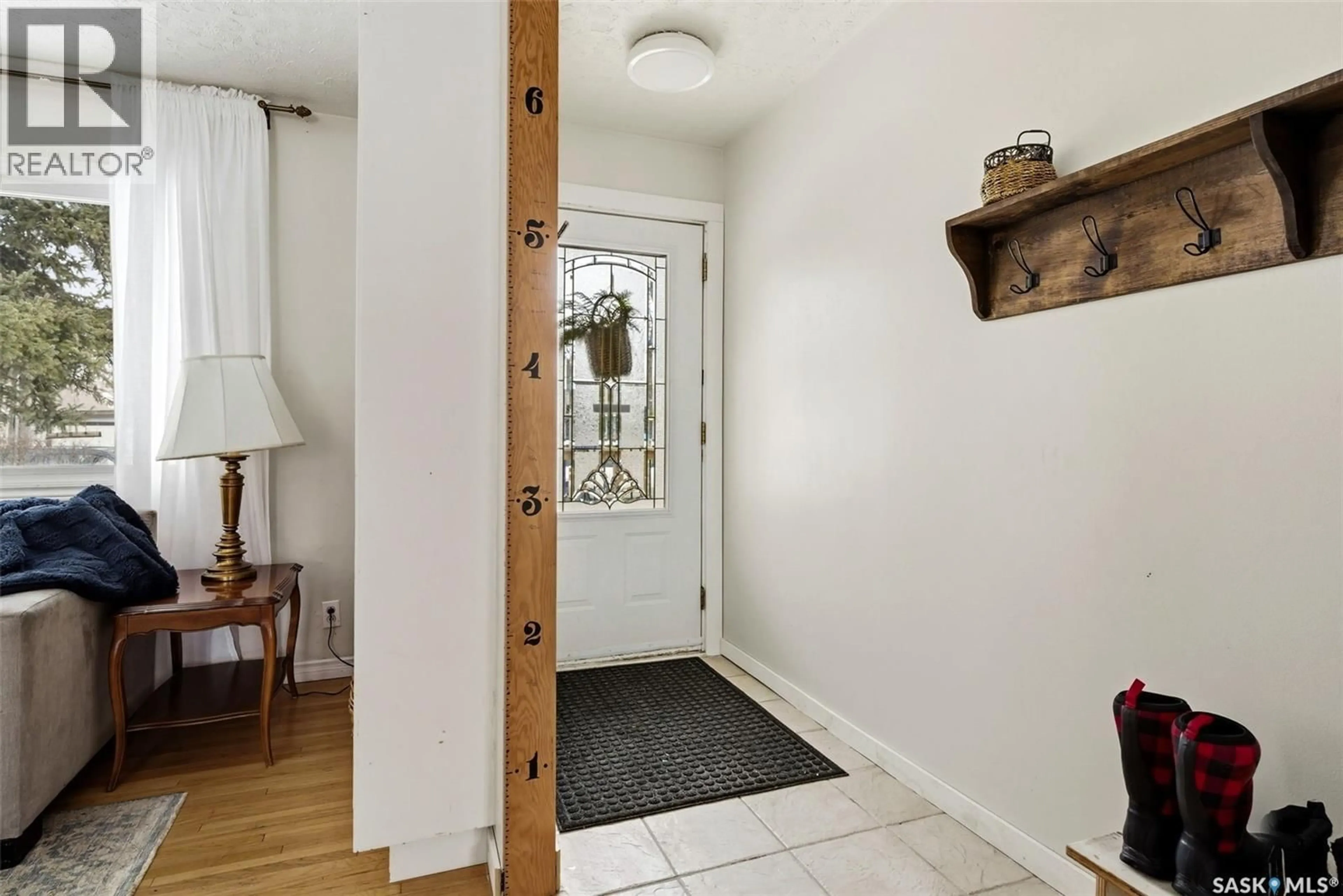 Indoor entryway for 18 MARSH CRESCENT, Regina Saskatchewan S4S5R4