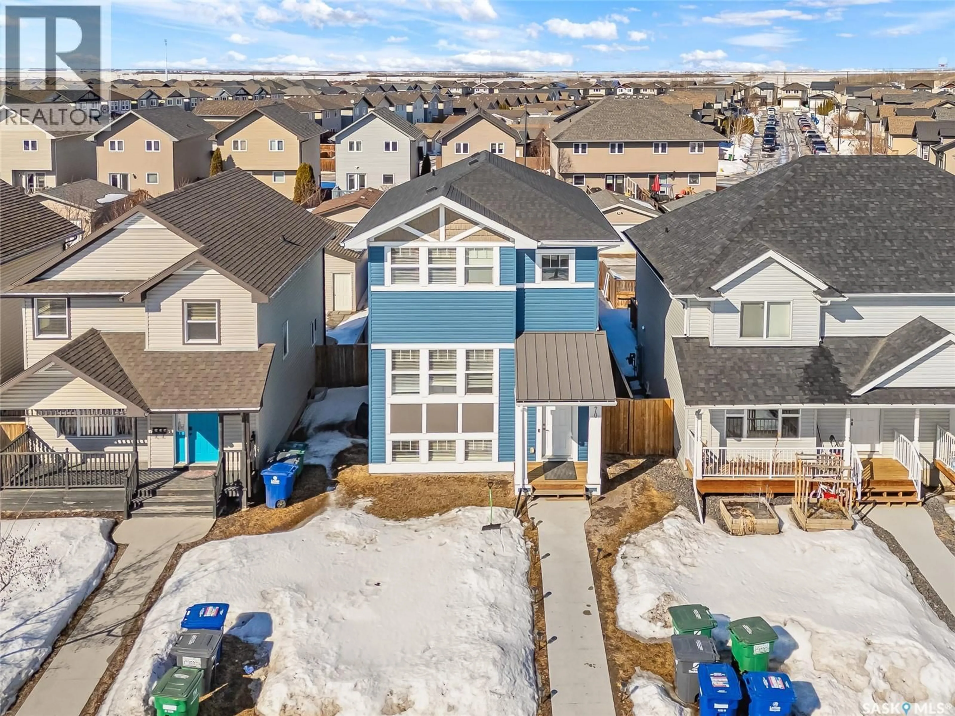 A pic from outside/outdoor area/front of a property/back of a property/a pic from drone, unknown for 170 HAMPTON BOULEVARD, Saskatoon Saskatchewan S7R0A7