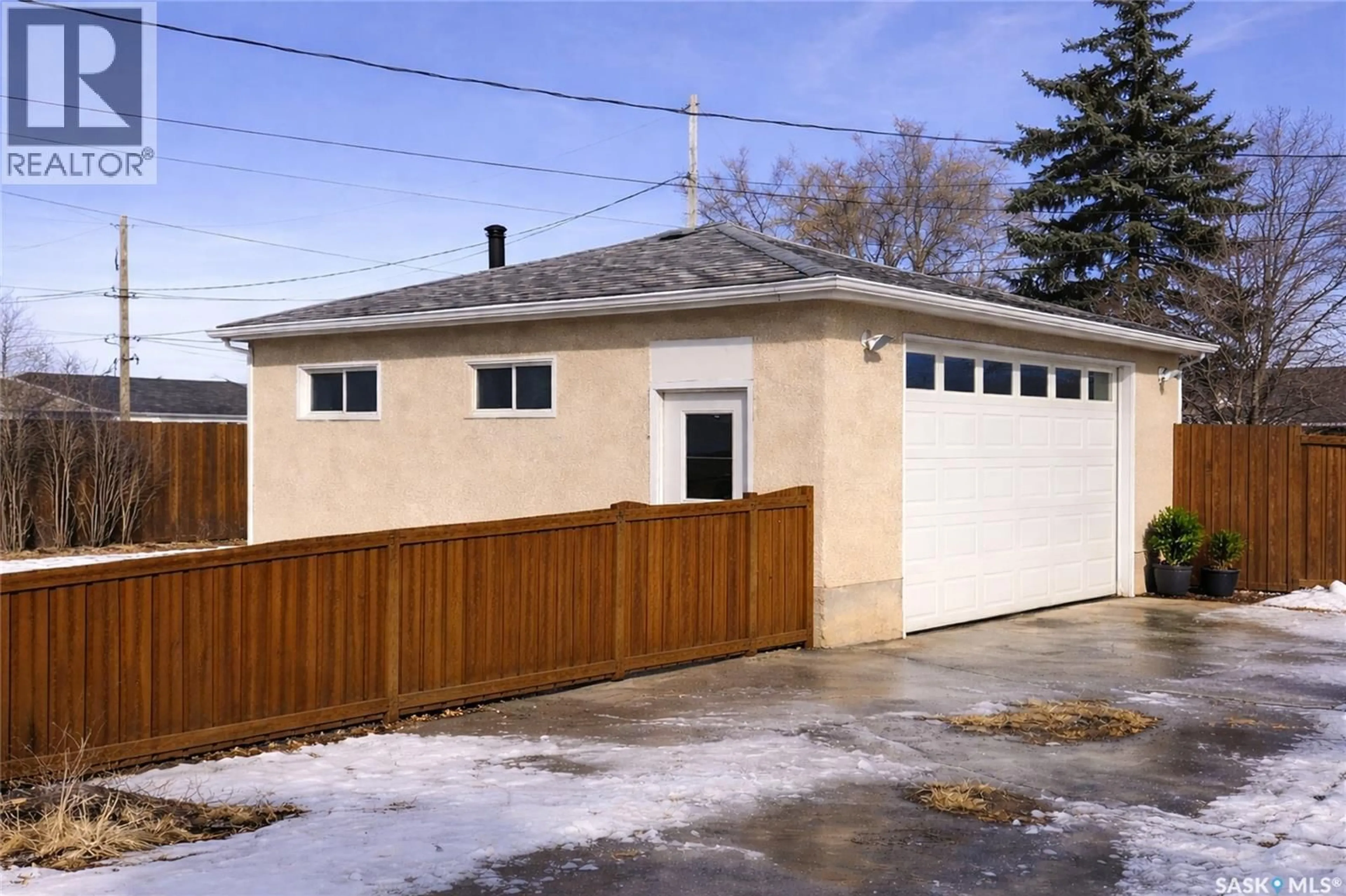 Indoor garage for 1431 SOUTHAM STREET, Regina Saskatchewan S4T6X6
