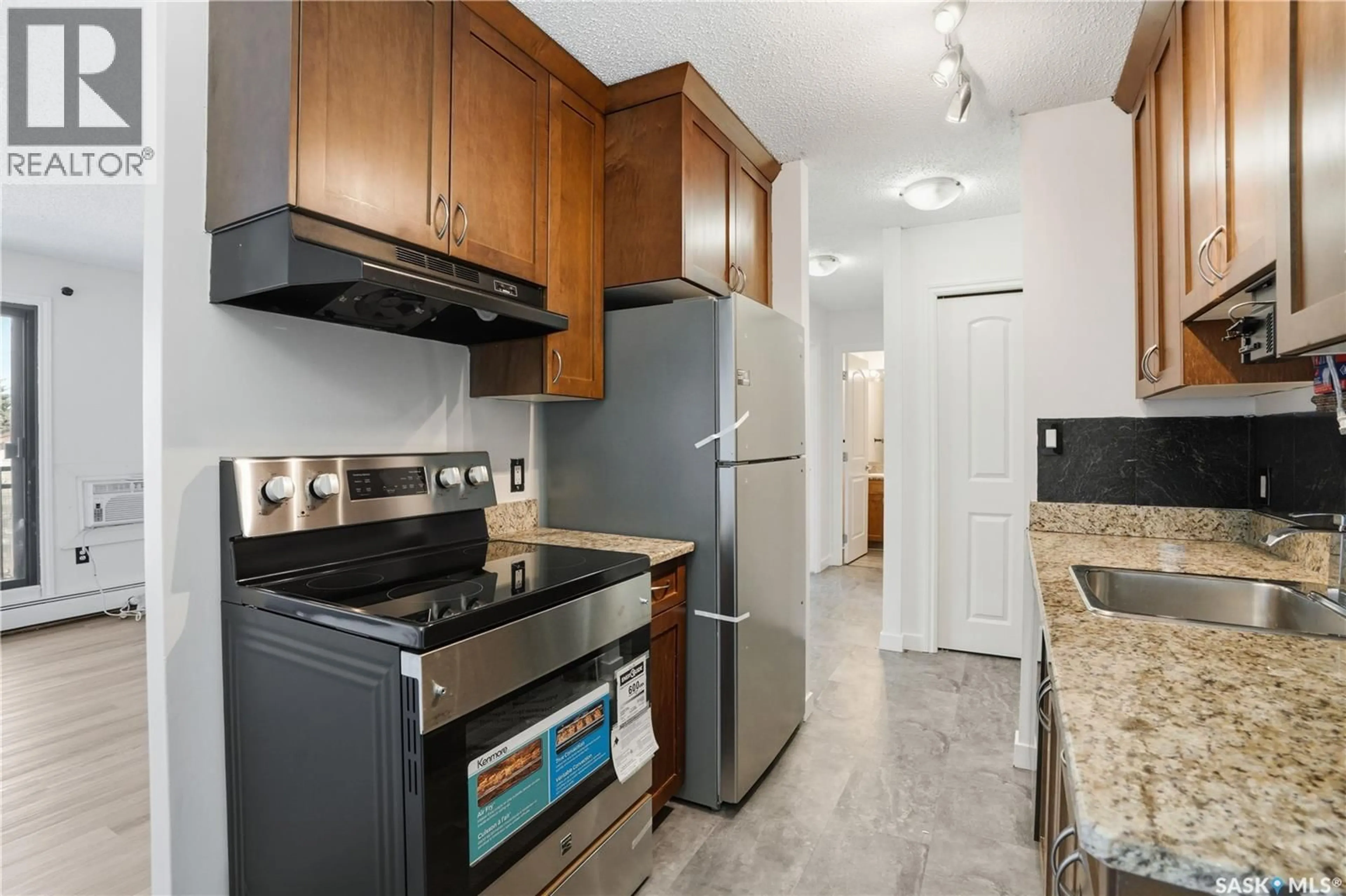 Standard kitchen, ceramic/tile floor for 258 PINEHOUSE PLACE, Saskatoon Saskatchewan S7K4X1