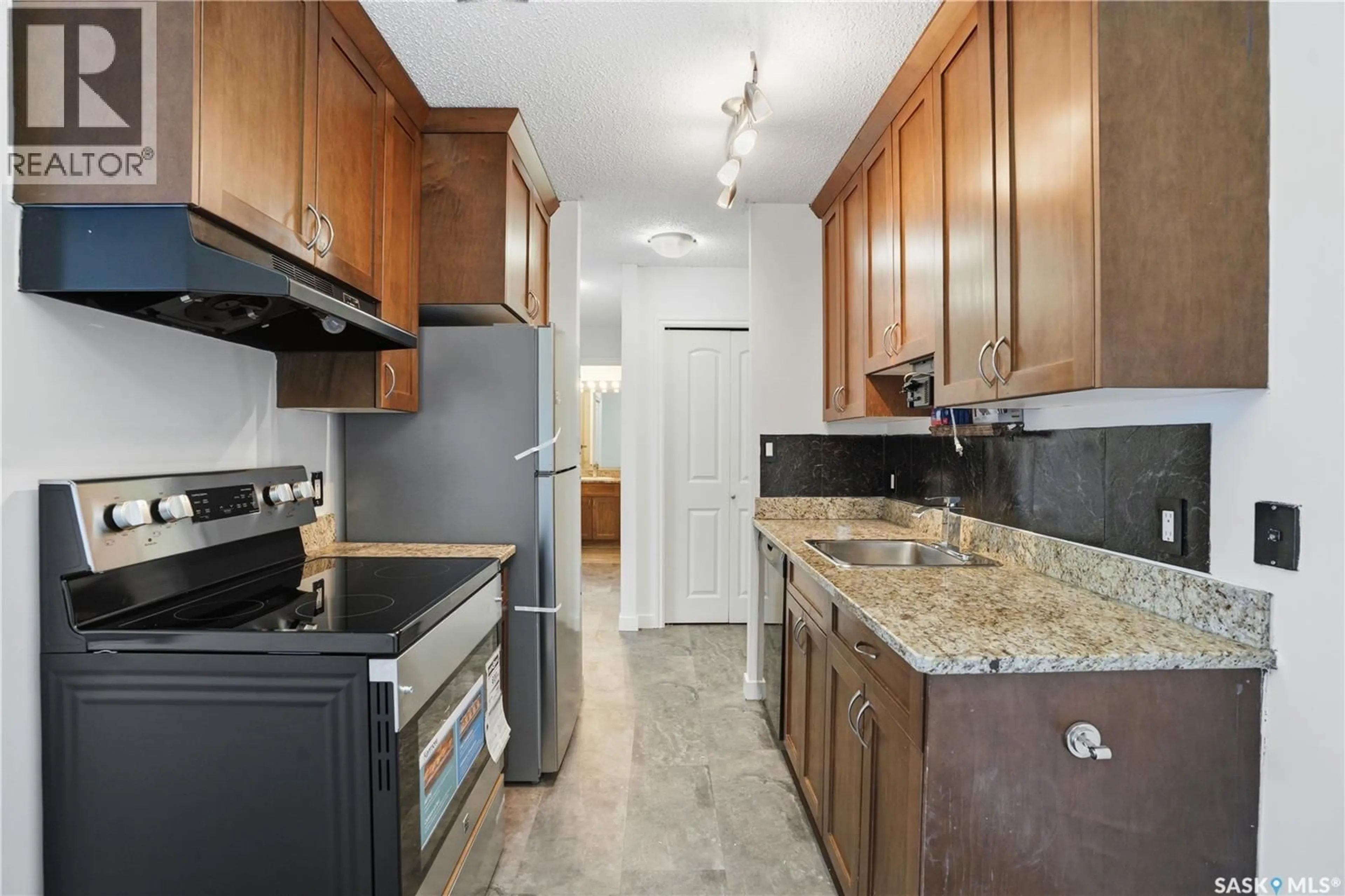 Standard kitchen, ceramic/tile floor for 258 PINEHOUSE PLACE, Saskatoon Saskatchewan S7K4X1
