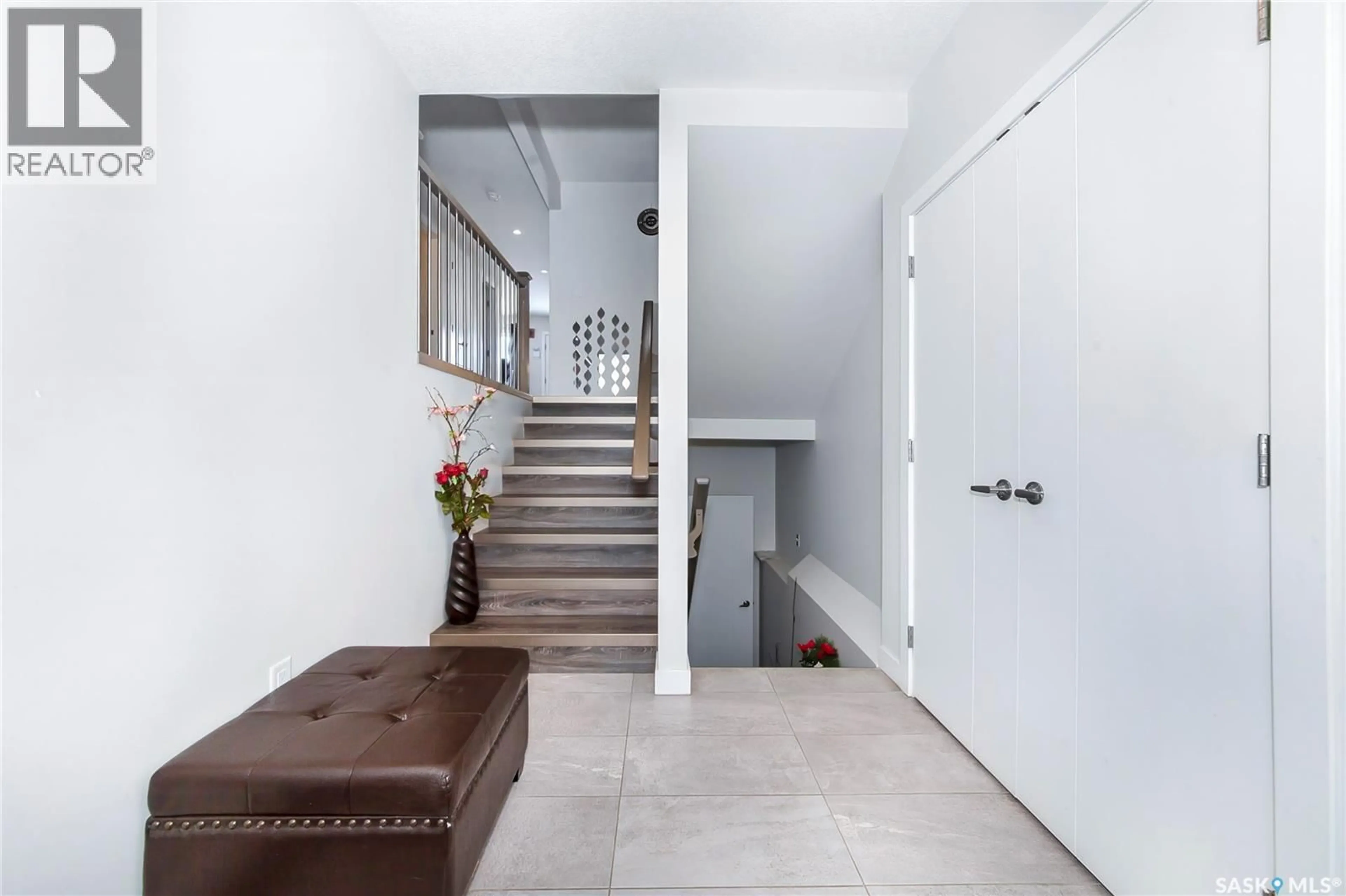 Indoor entryway for 4166 DIEFENBAKER DRIVE, Saskatoon Saskatchewan S7I6W8