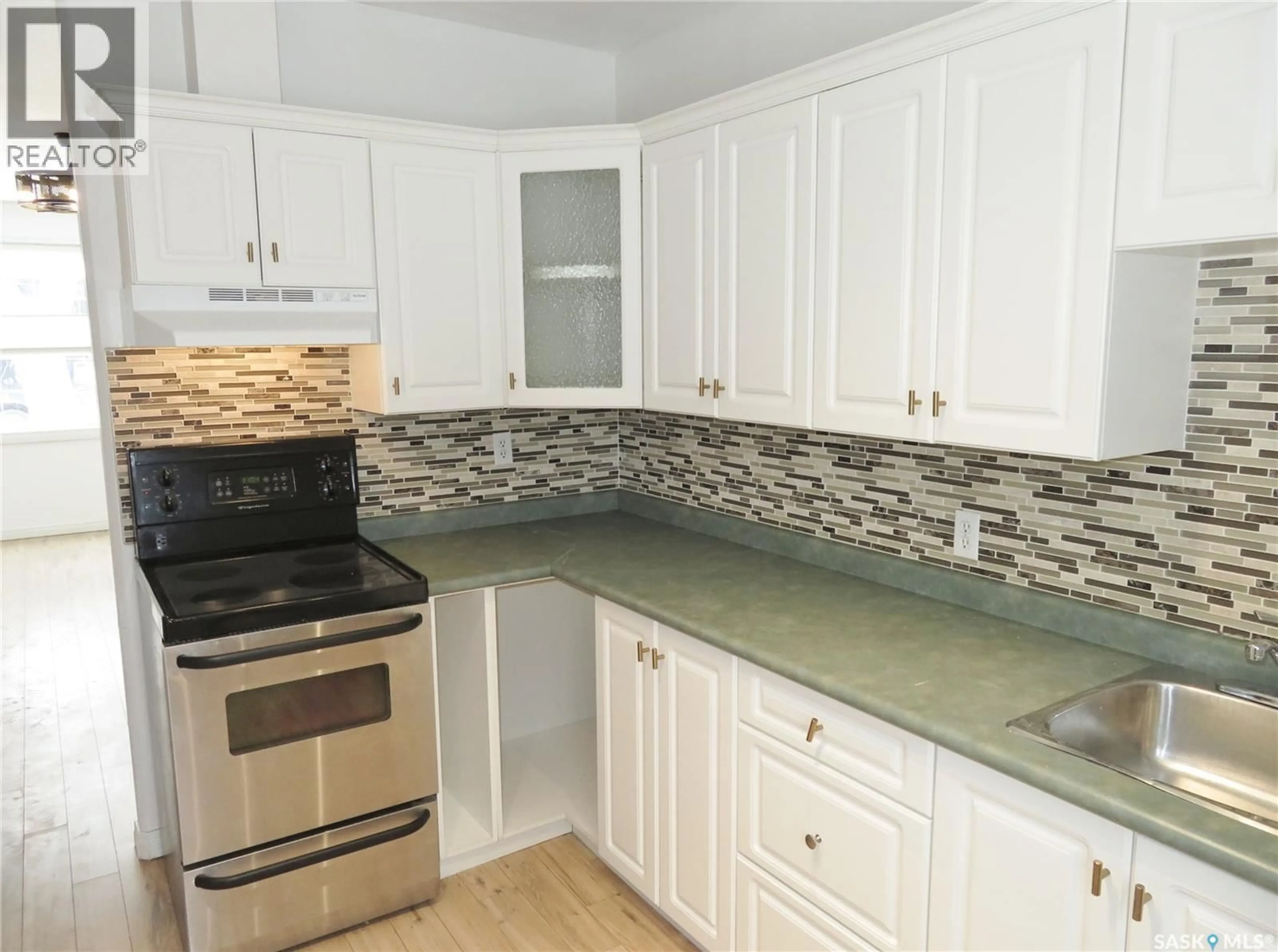 Standard kitchen, unknown for 1921 COY AVENUE, Saskatoon Saskatchewan S7M0H9