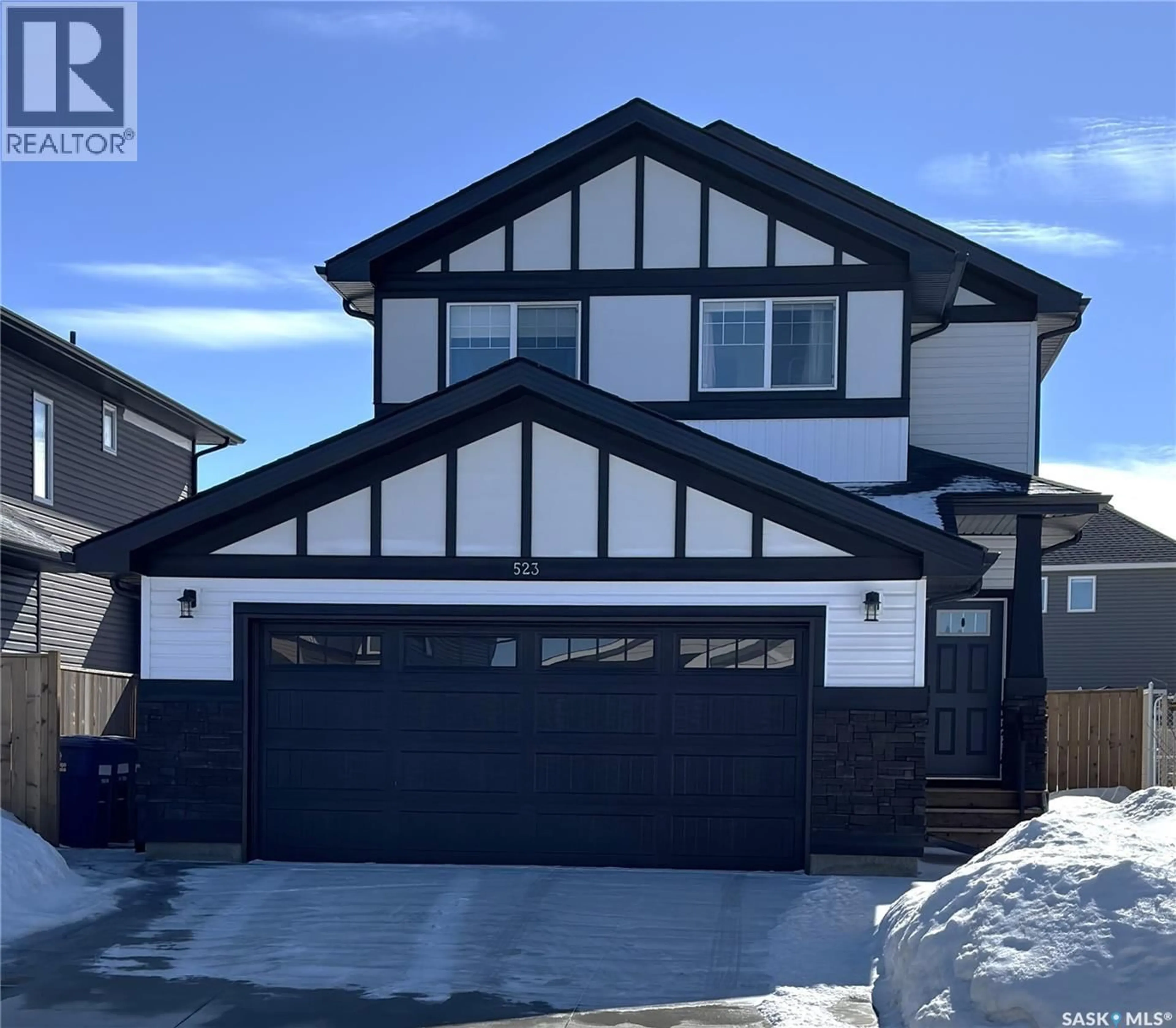 Home with vinyl exterior material, street for 523 KENSINGTON PLACE, Saskatoon Saskatchewan S7L6N7