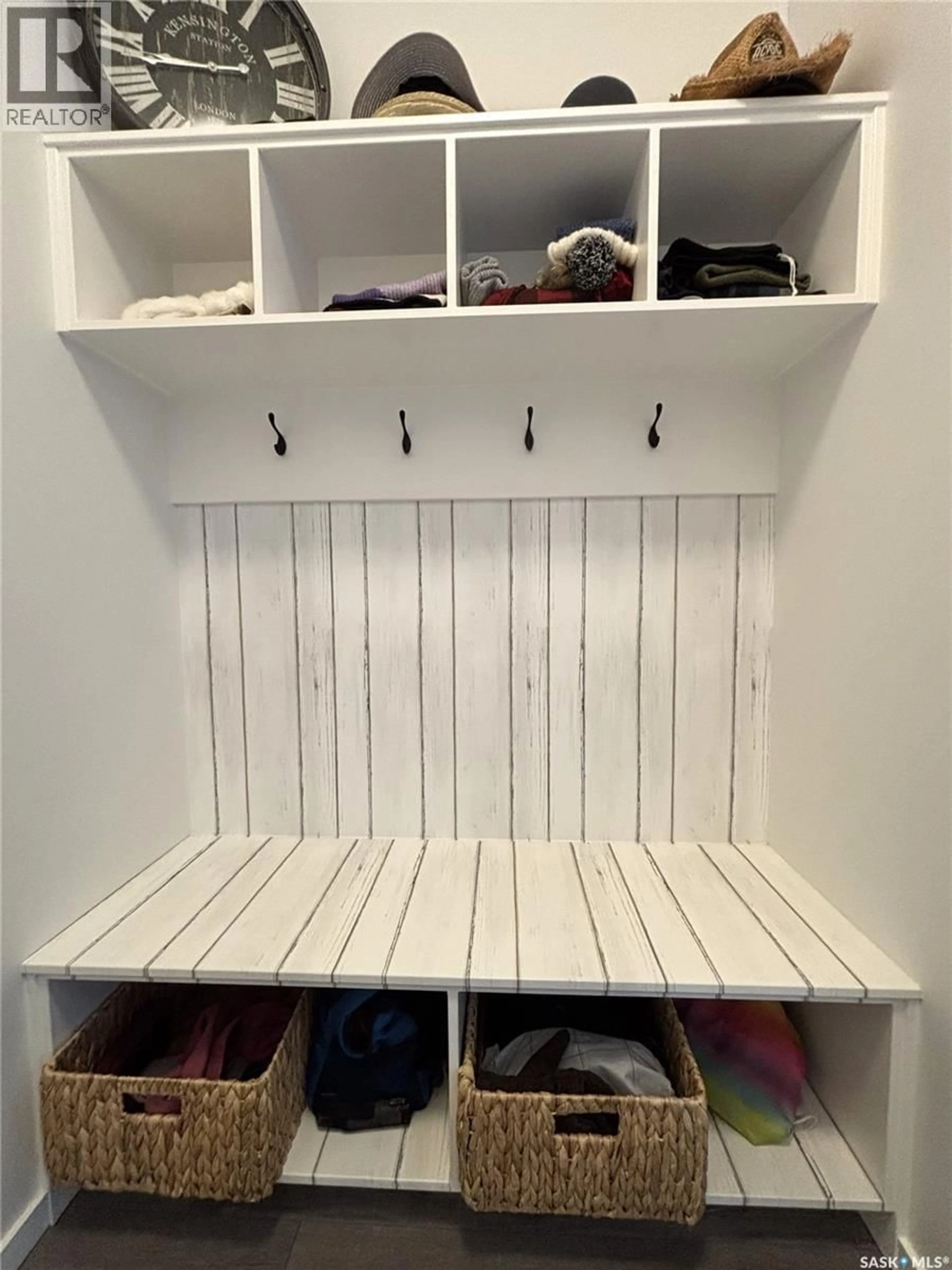 Indoor entryway for 523 KENSINGTON PLACE, Saskatoon Saskatchewan S7L6N7