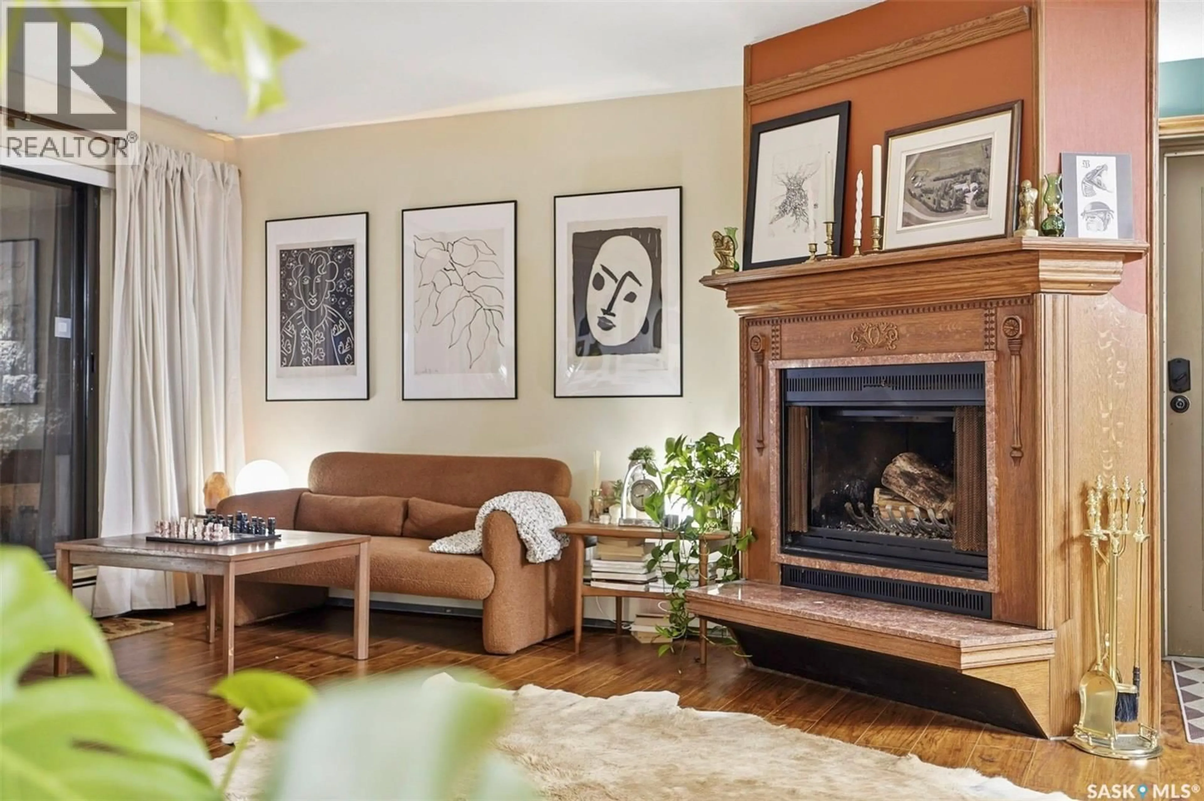 Living room with furniture, wood/laminate floor for 101 222 SASKATCHEWAN CRESCENT, Saskatoon Saskatchewan S7N0K6