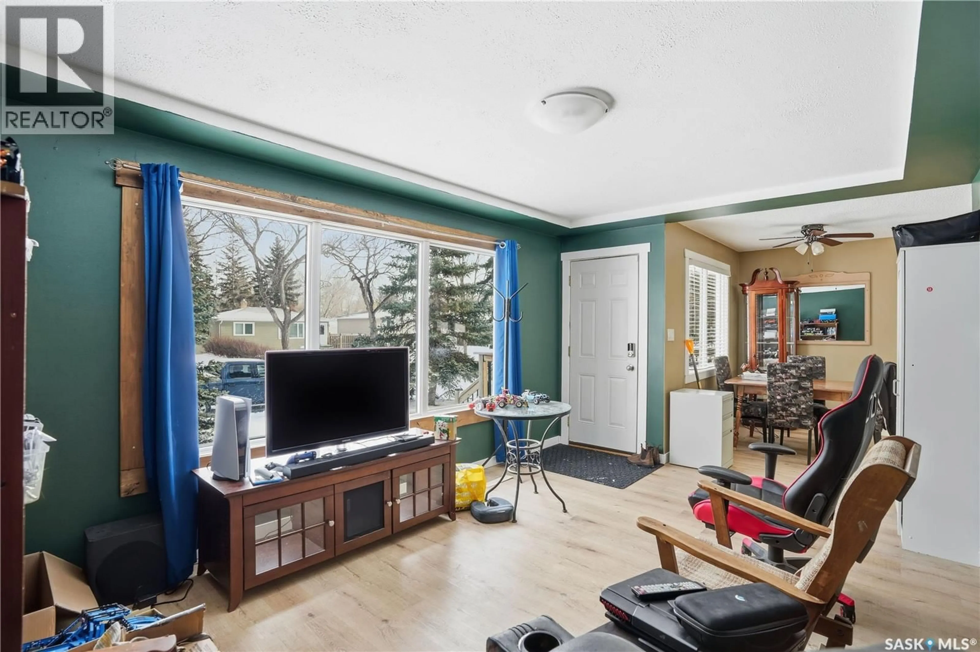 Living room with furniture, unknown for 732 ROYAL STREET, Regina Saskatchewan S4T4Z2