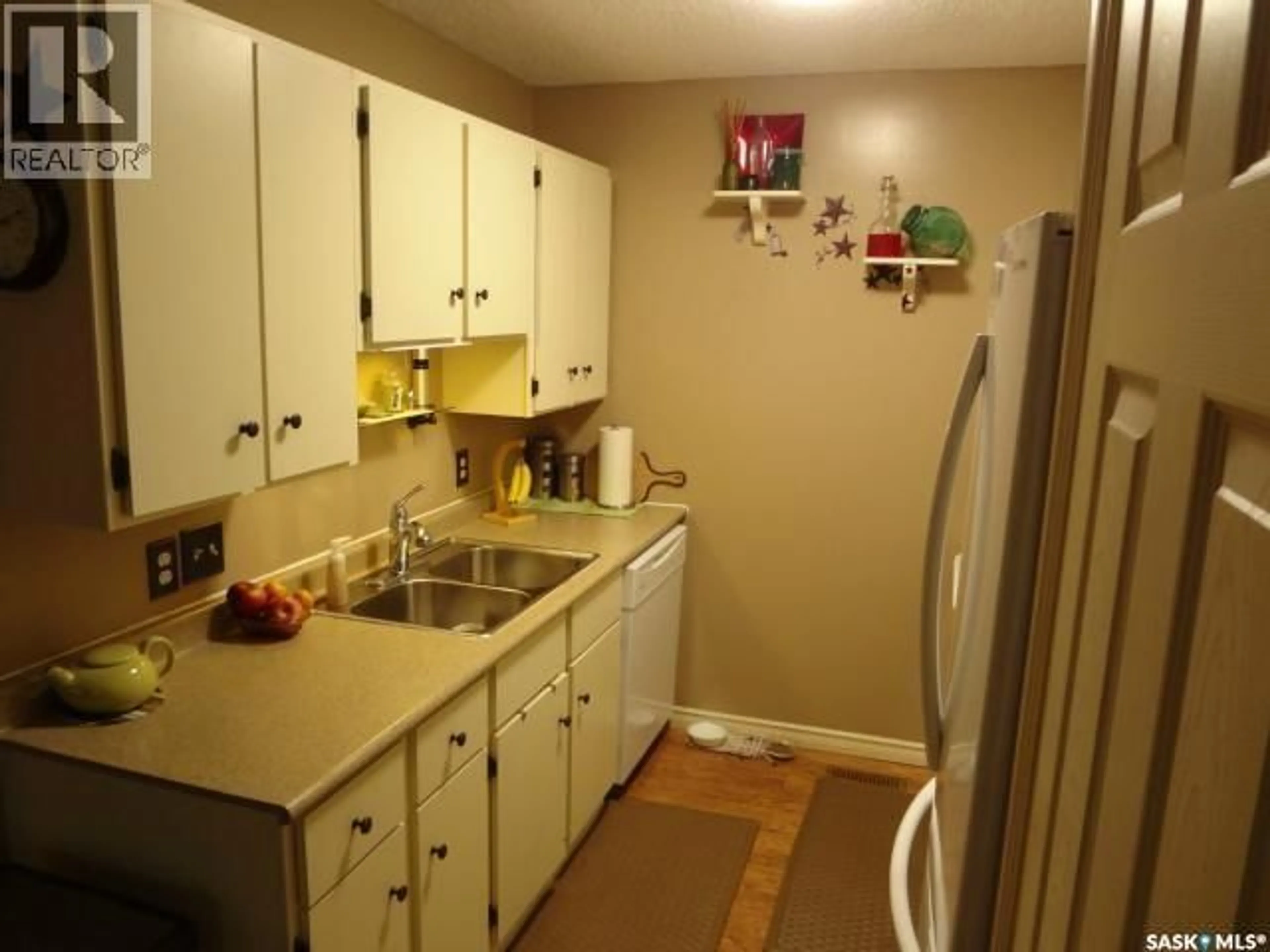 Standard kitchen, unknown for 39 GREENWOOD CRESCENT, Regina Saskatchewan S4X1G5