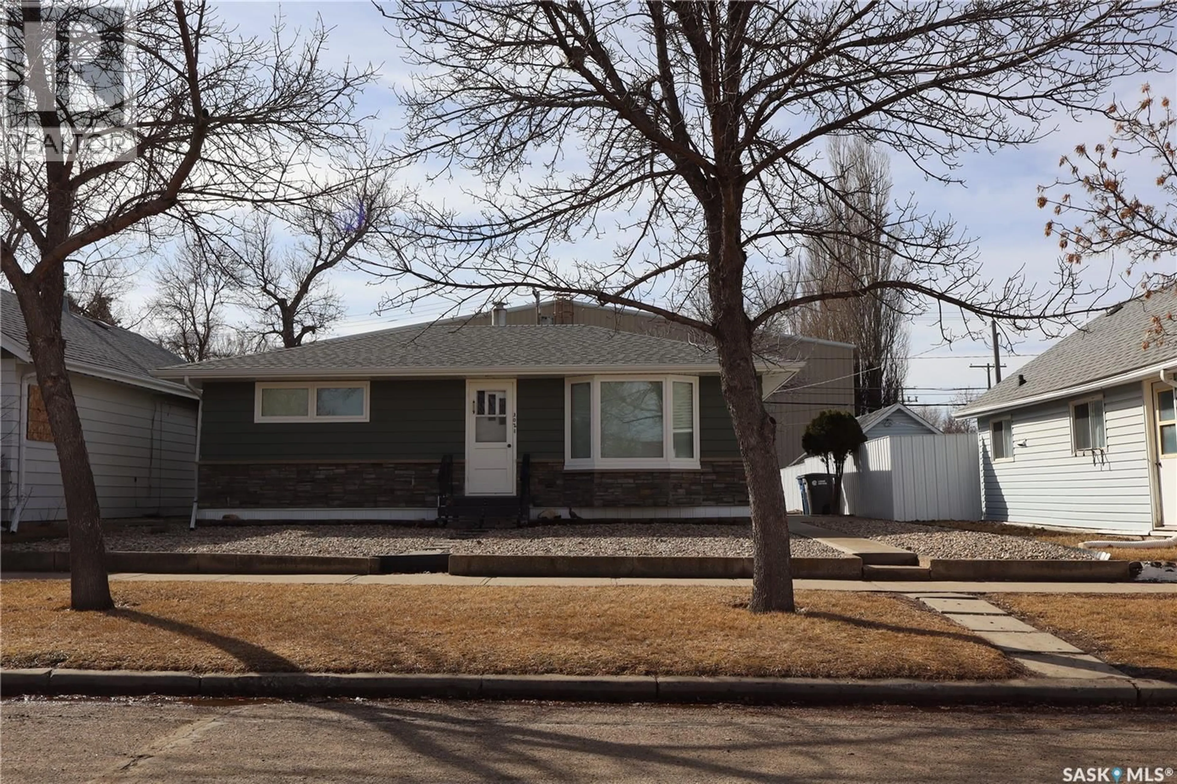 Home with vinyl exterior material, street for 302 3RD AVENUE, Assiniboia Saskatchewan S0H0B0