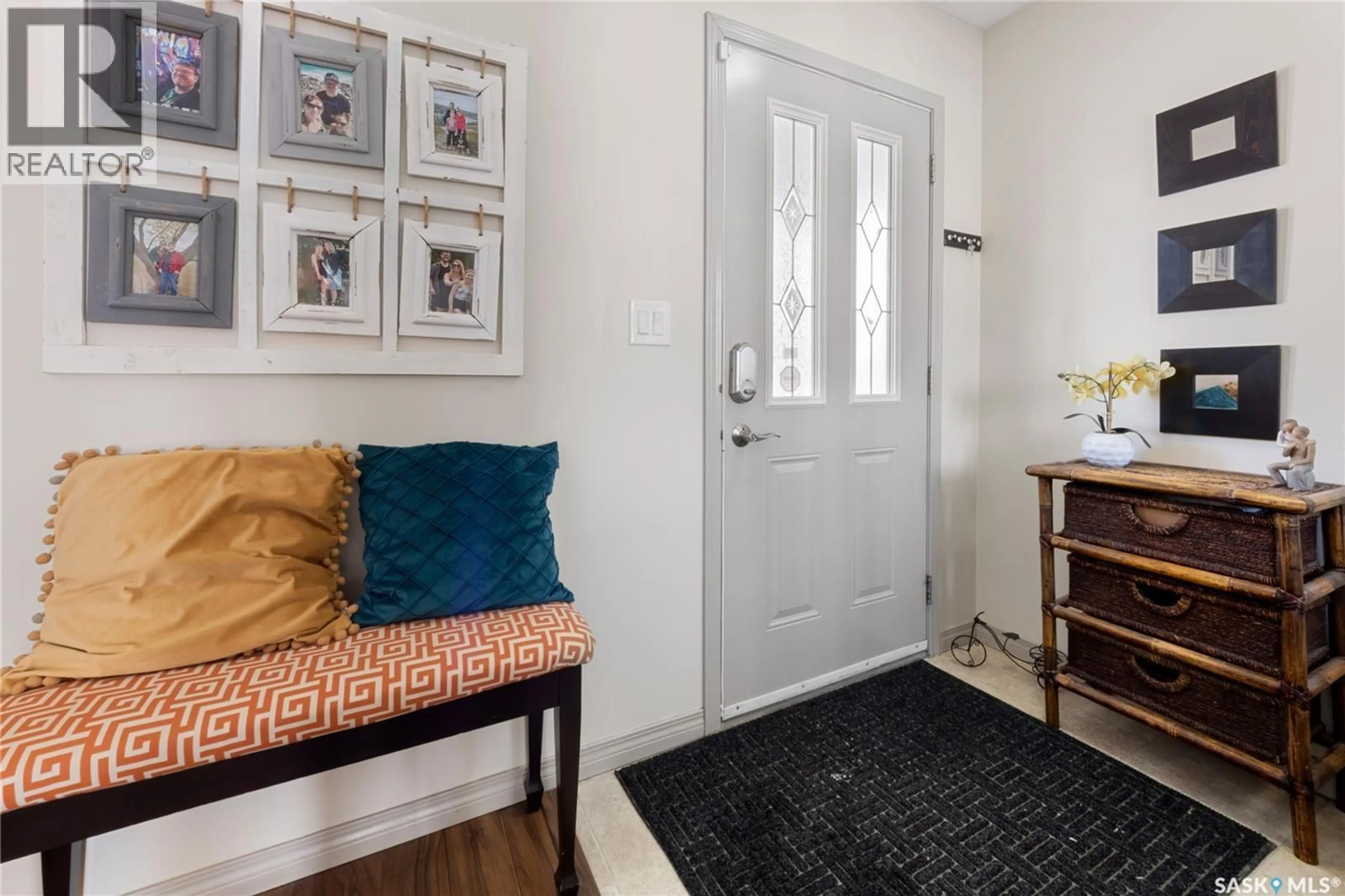 Indoor entryway for 942 GLENVIEW COVE, Martensville Saskatchewan S0K0A2
