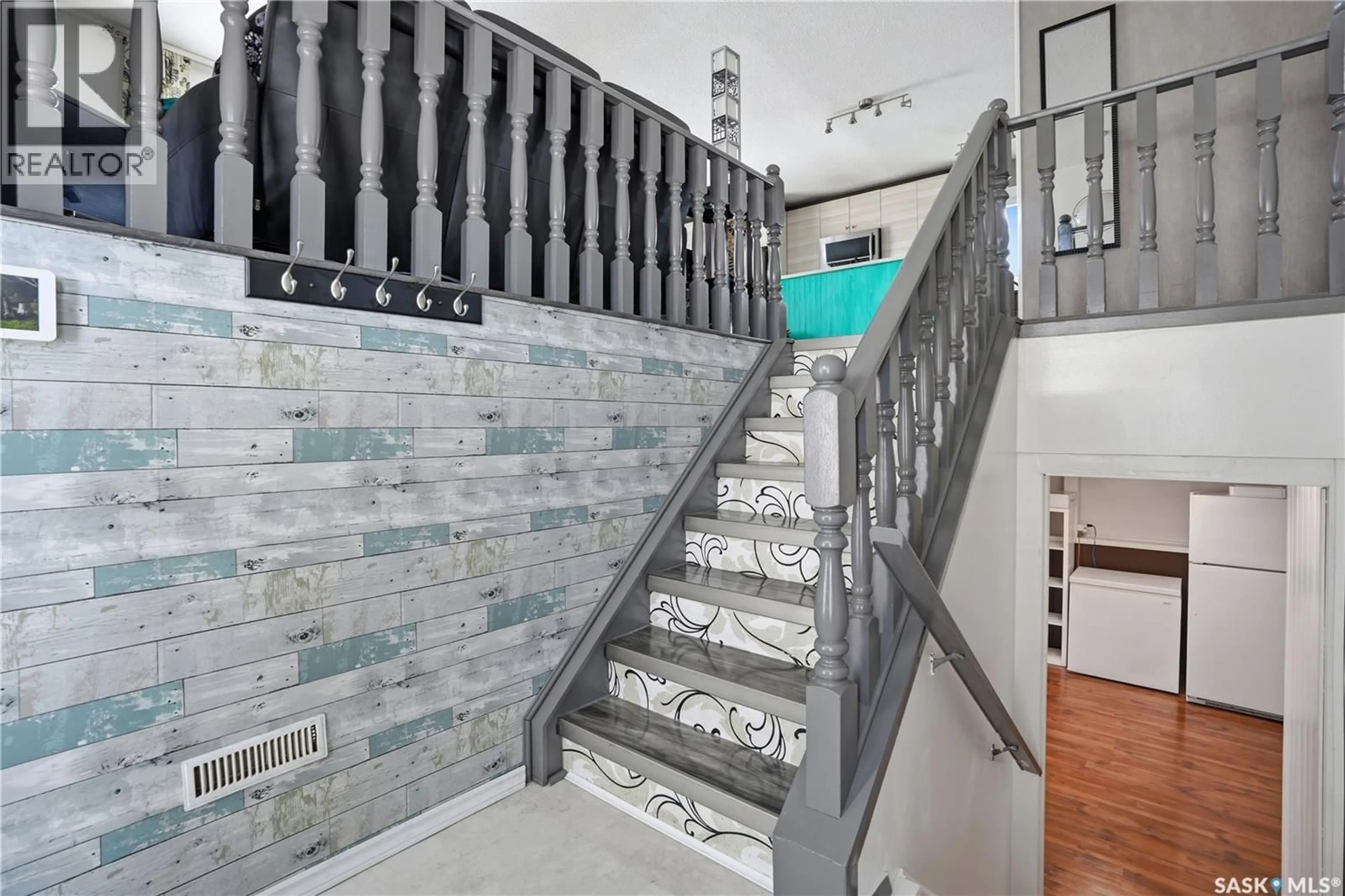 Stairs for 6715 1ST AVENUE, Regina Saskatchewan S4X1C7