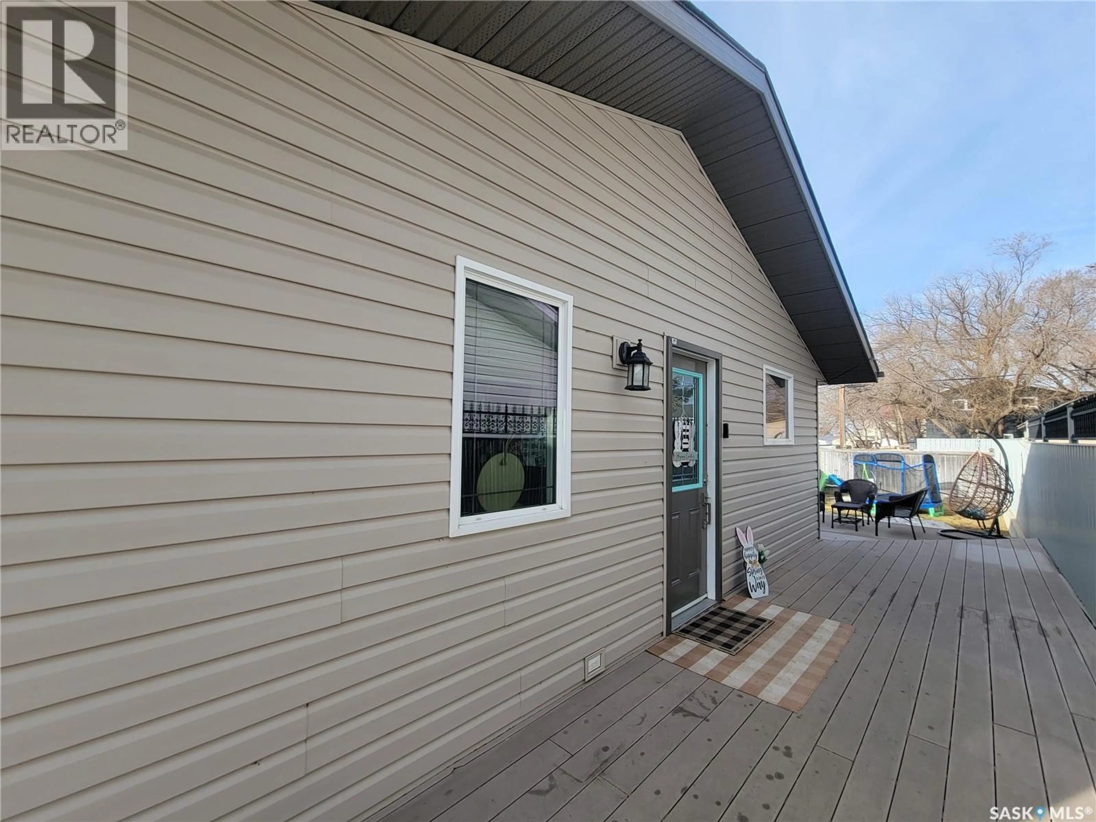 Home with vinyl exterior material, water/lake/river/ocean view for 4702 LEADER STREET, Macklin Saskatchewan S0L2C0