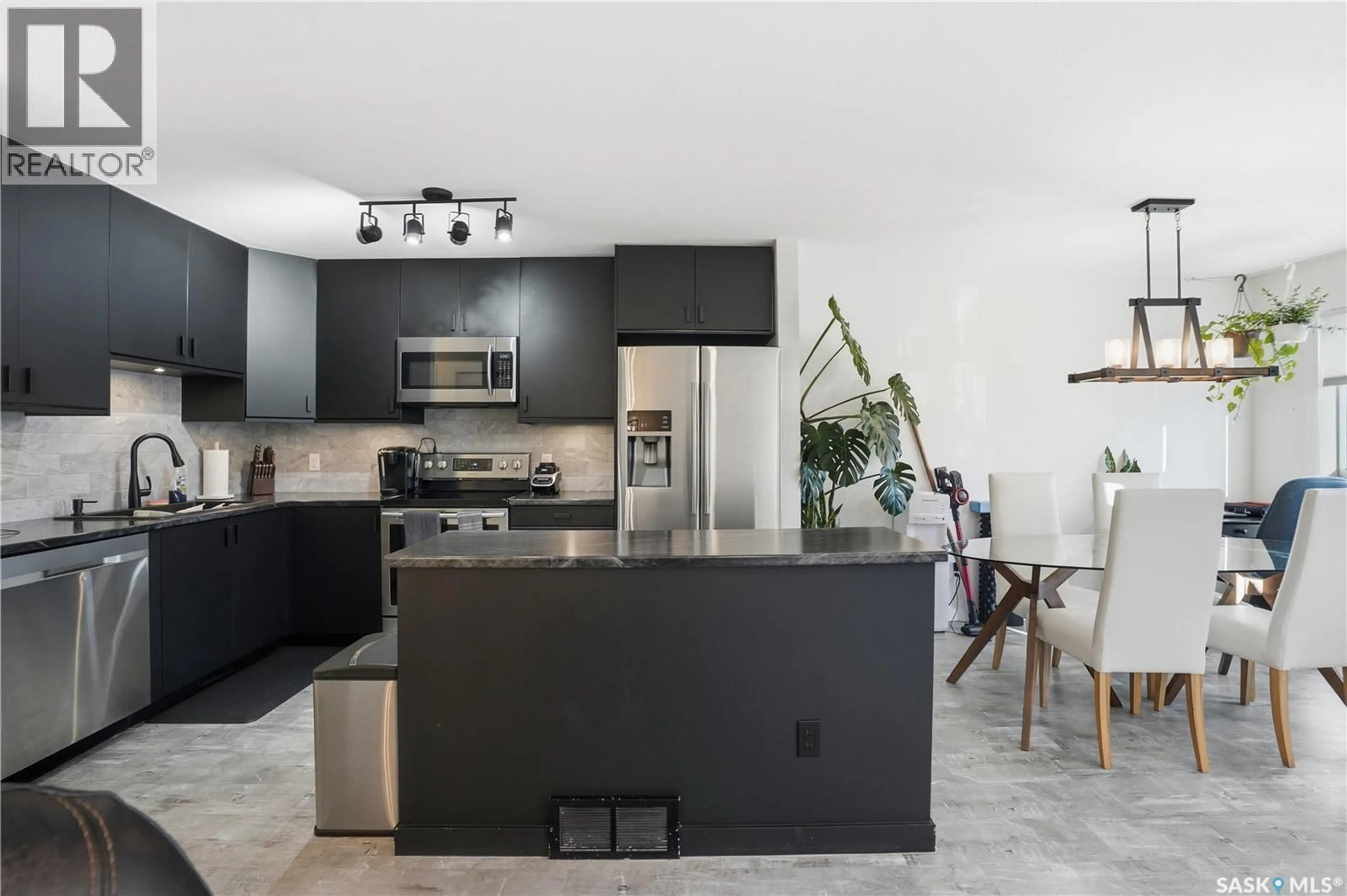 Open concept kitchen, ceramic/tile floor for 550/552 REID WAY, Saskatoon Saskatchewan S7N3J3