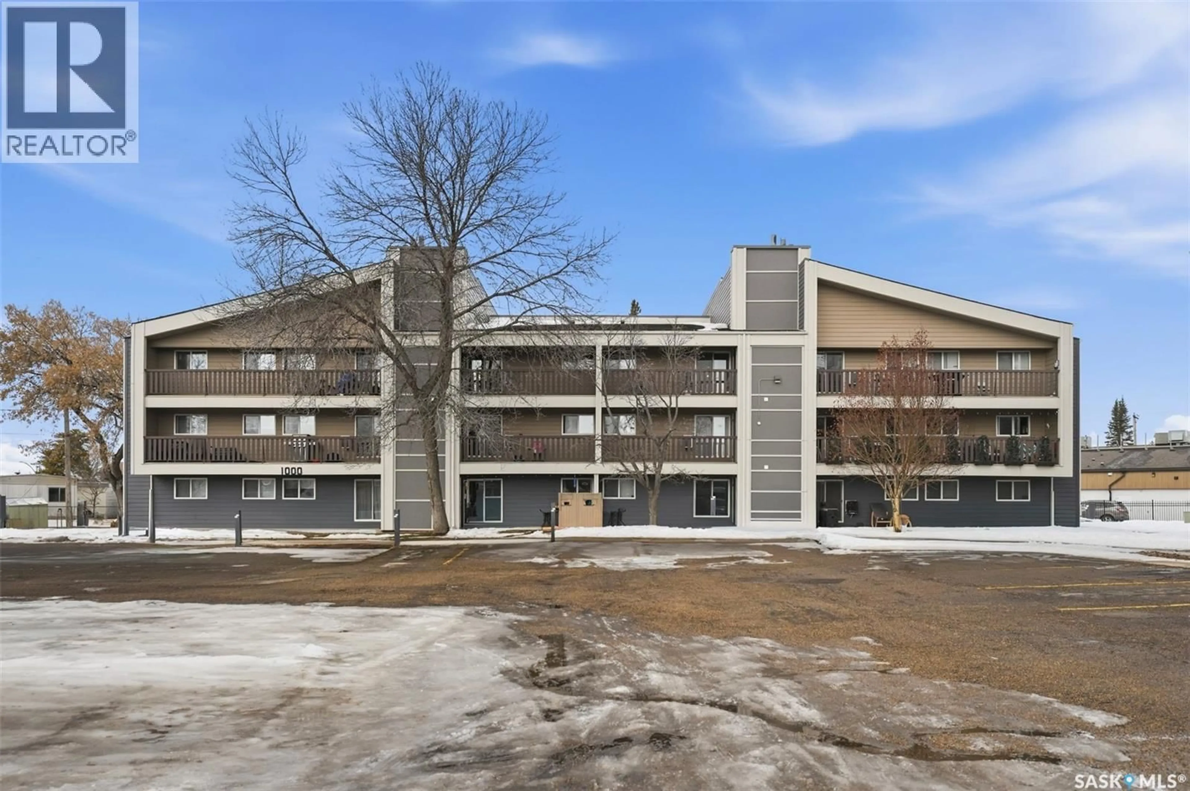 Patio, building for 115th E - 1031 425 STREET, Saskatoon Saskatchewan S7N2E5