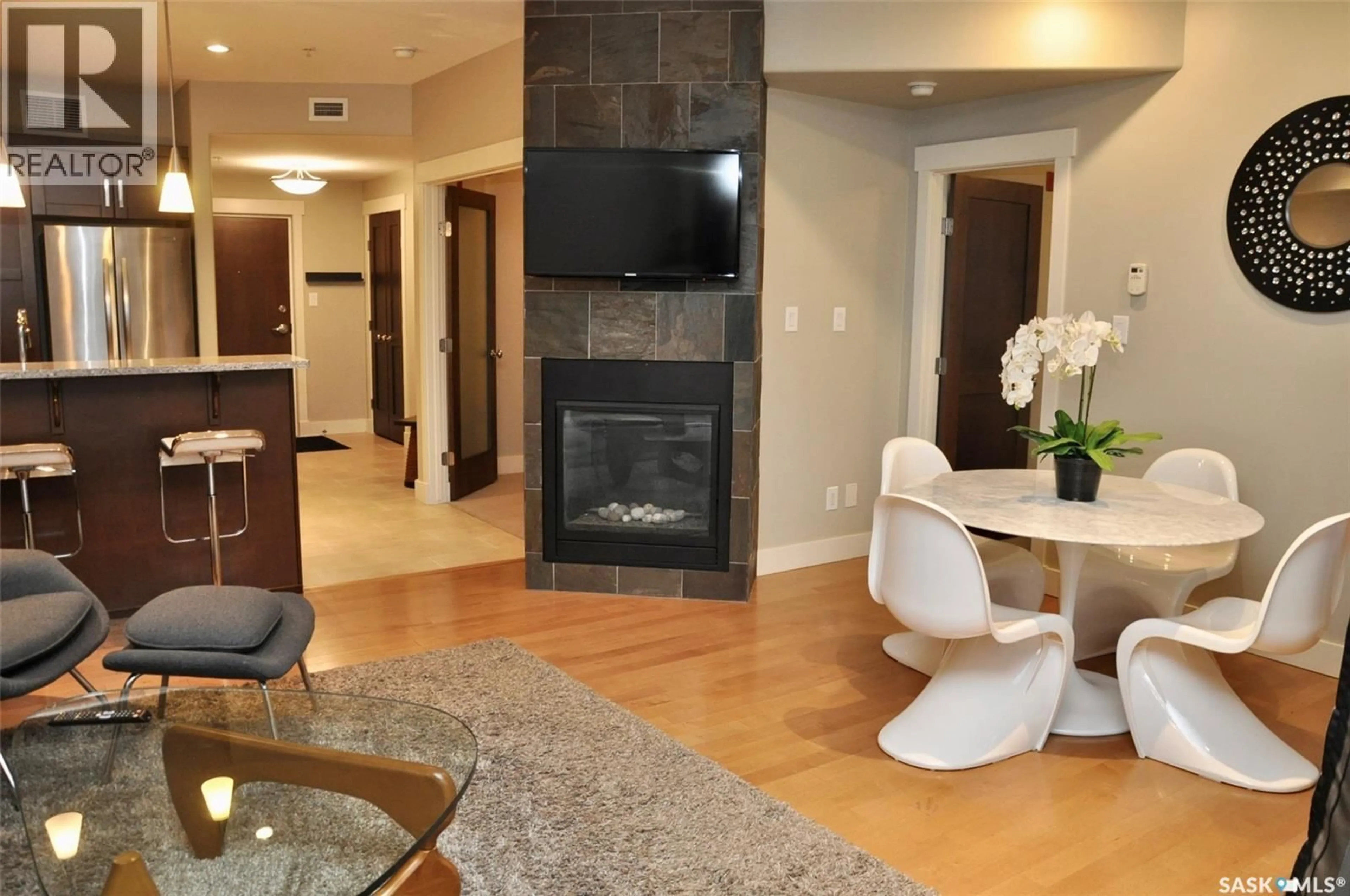 Living room with furniture, unknown for 206 - 1132 COLLEGE DRIVE, Saskatoon Saskatchewan S7N0W2