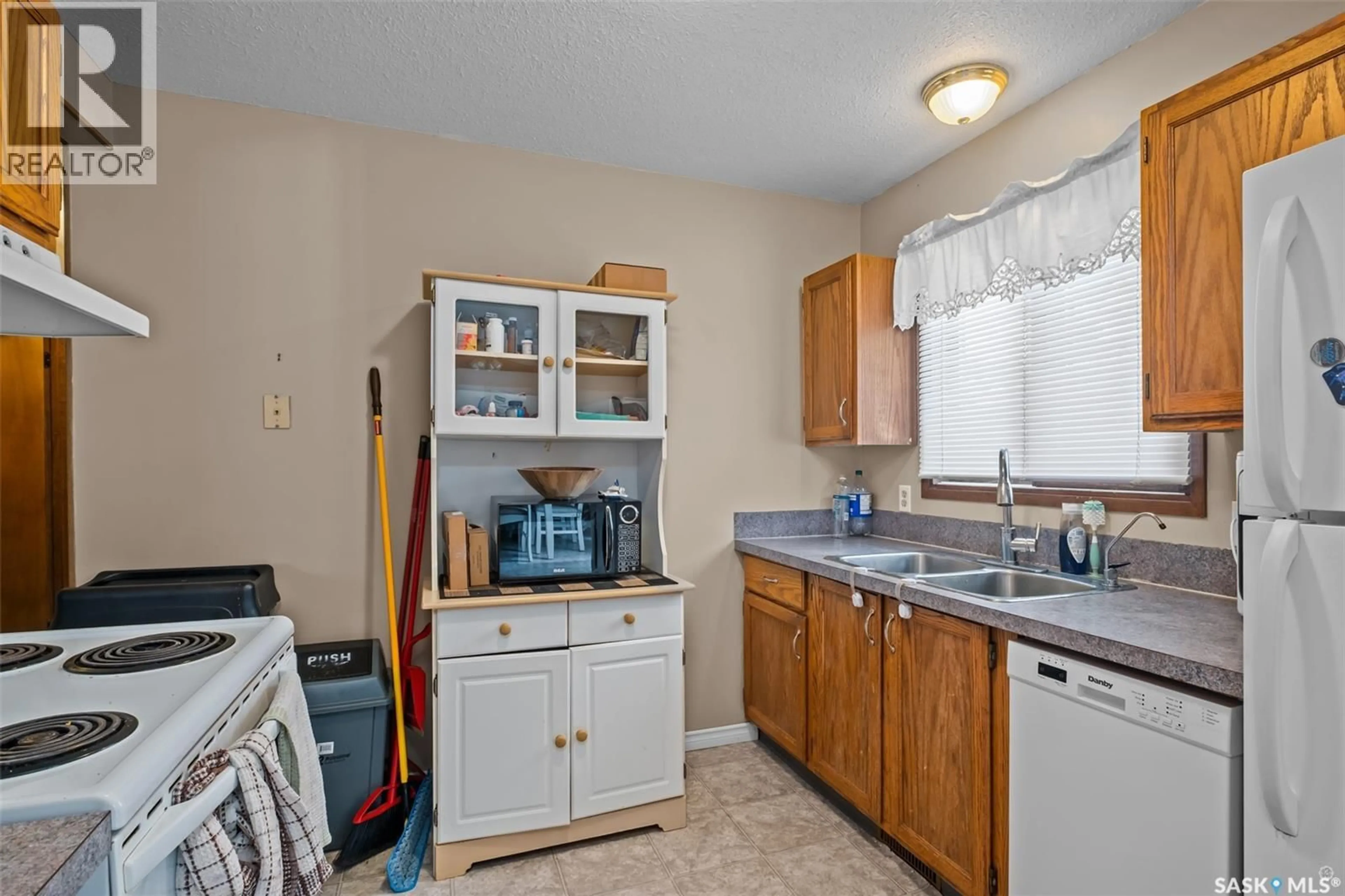 Standard kitchen, unknown for 1649 MUIR DRIVE, Prince Albert Saskatchewan S6V7T9