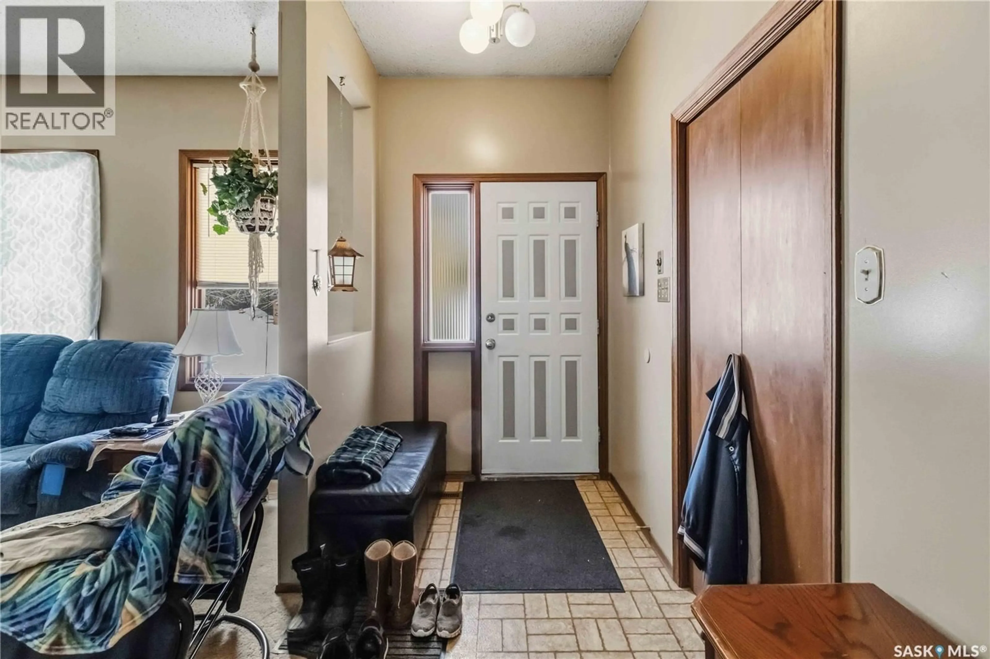 Indoor entryway for 202 VERBEKE CRESCENT, Saskatoon Saskatchewan S7J3L8