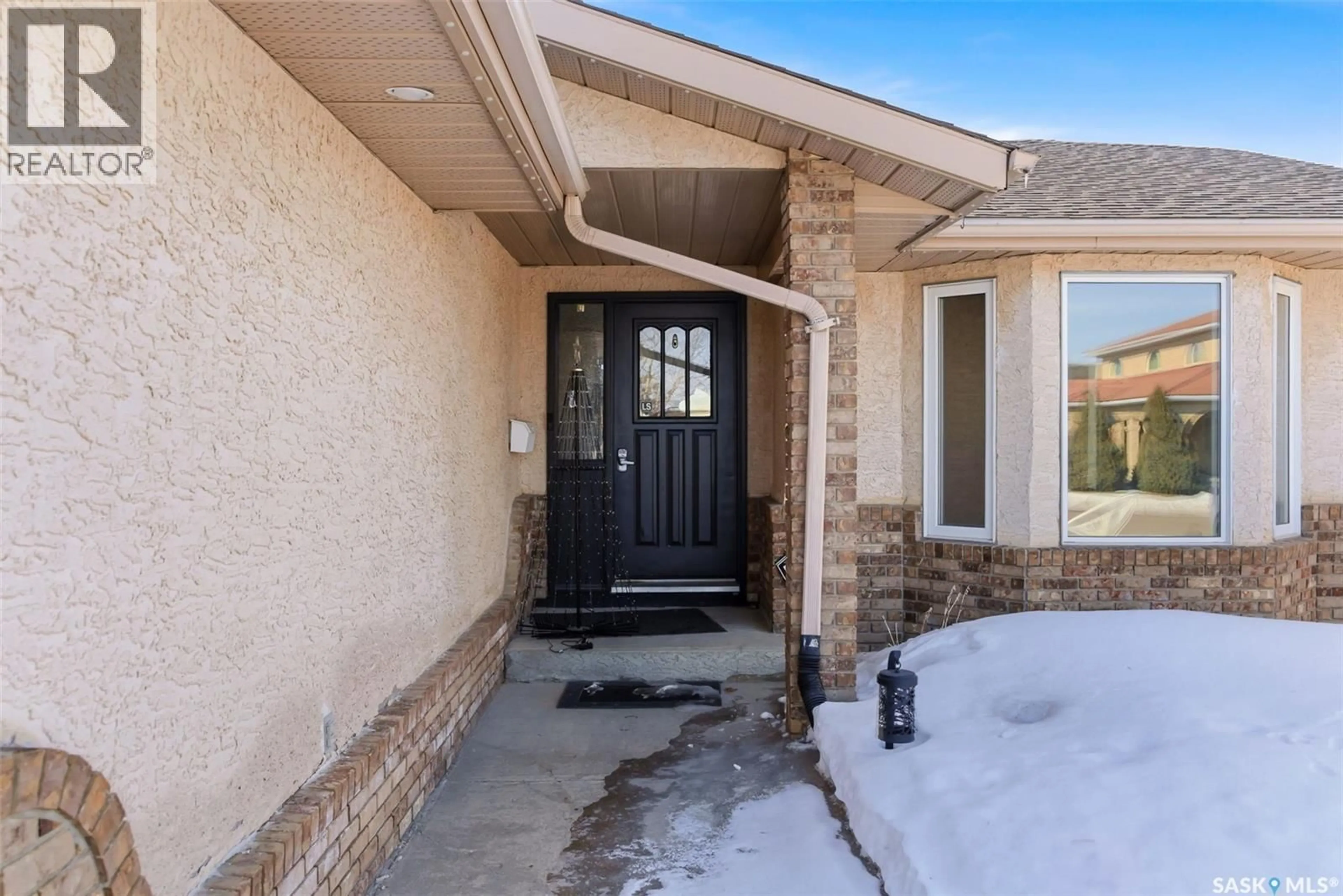 Indoor entryway for 5048 QUEEN STREET, Regina Saskatchewan S4S7E4