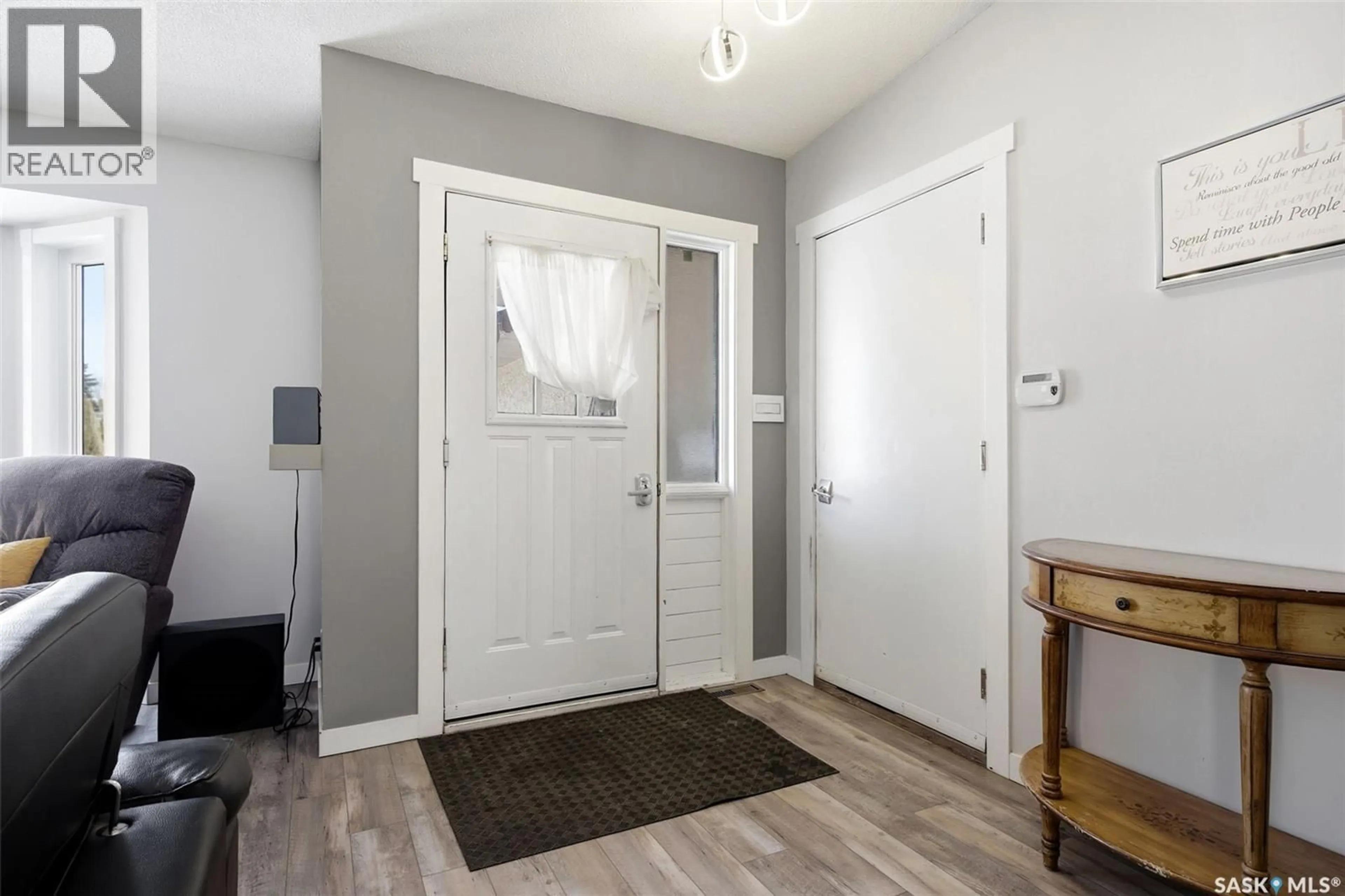 Indoor entryway for 5048 QUEEN STREET, Regina Saskatchewan S4S7E4