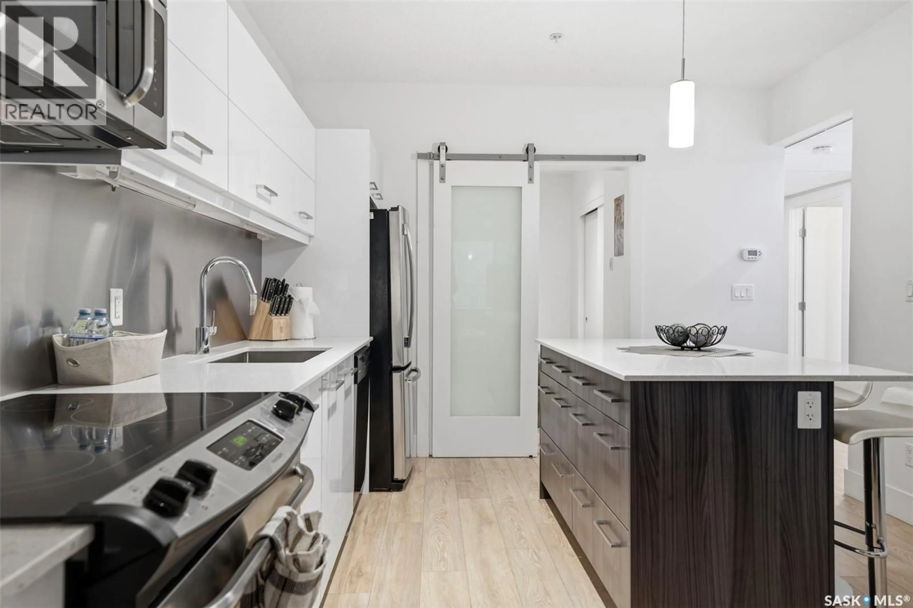 Standard kitchen, unknown for S - 228 404 C AVENUE, Saskatoon Saskatchewan S7M5M9