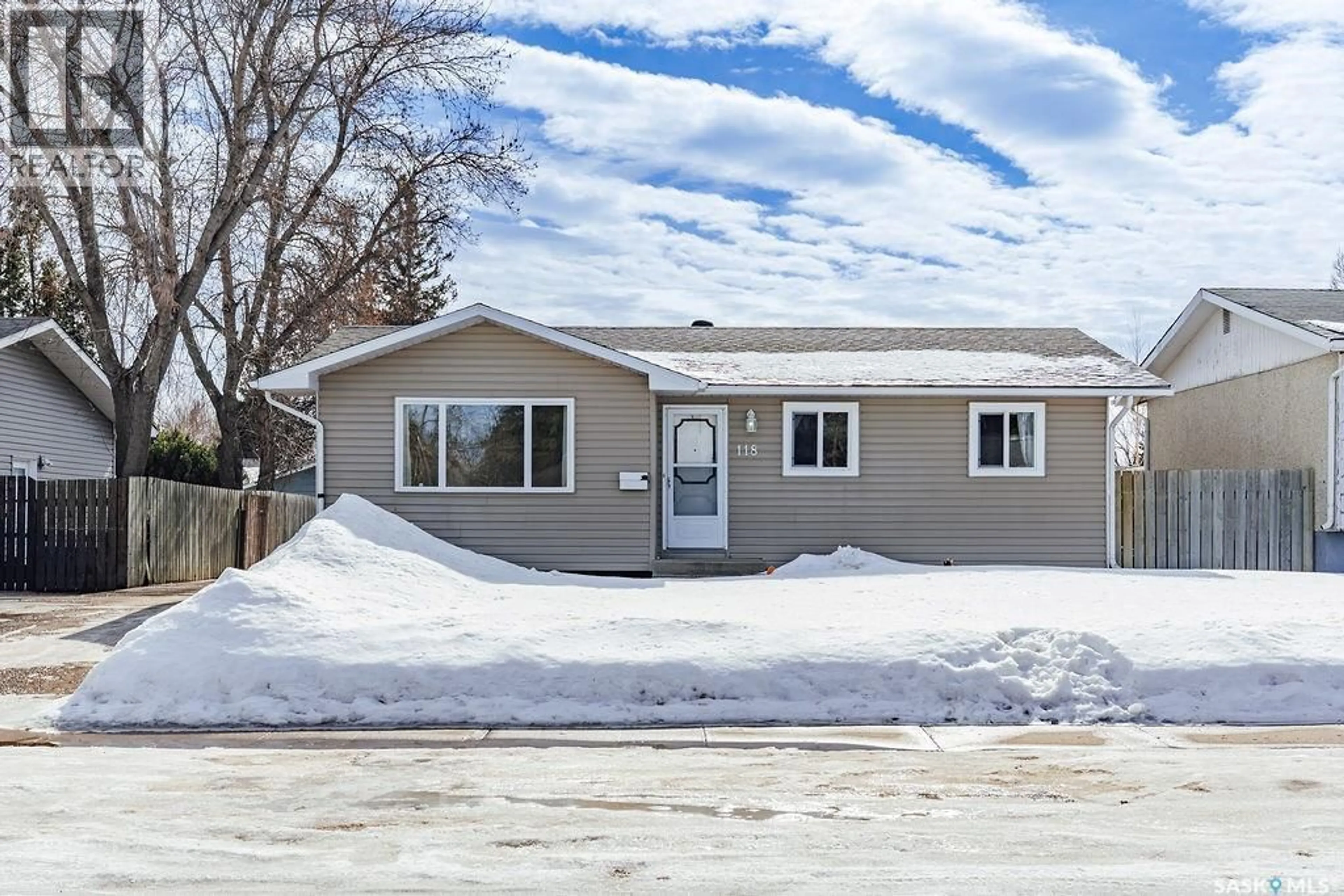 Home with vinyl exterior material, street for 118 SHEA CRESCENT, Saskatoon Saskatchewan S7L5M1