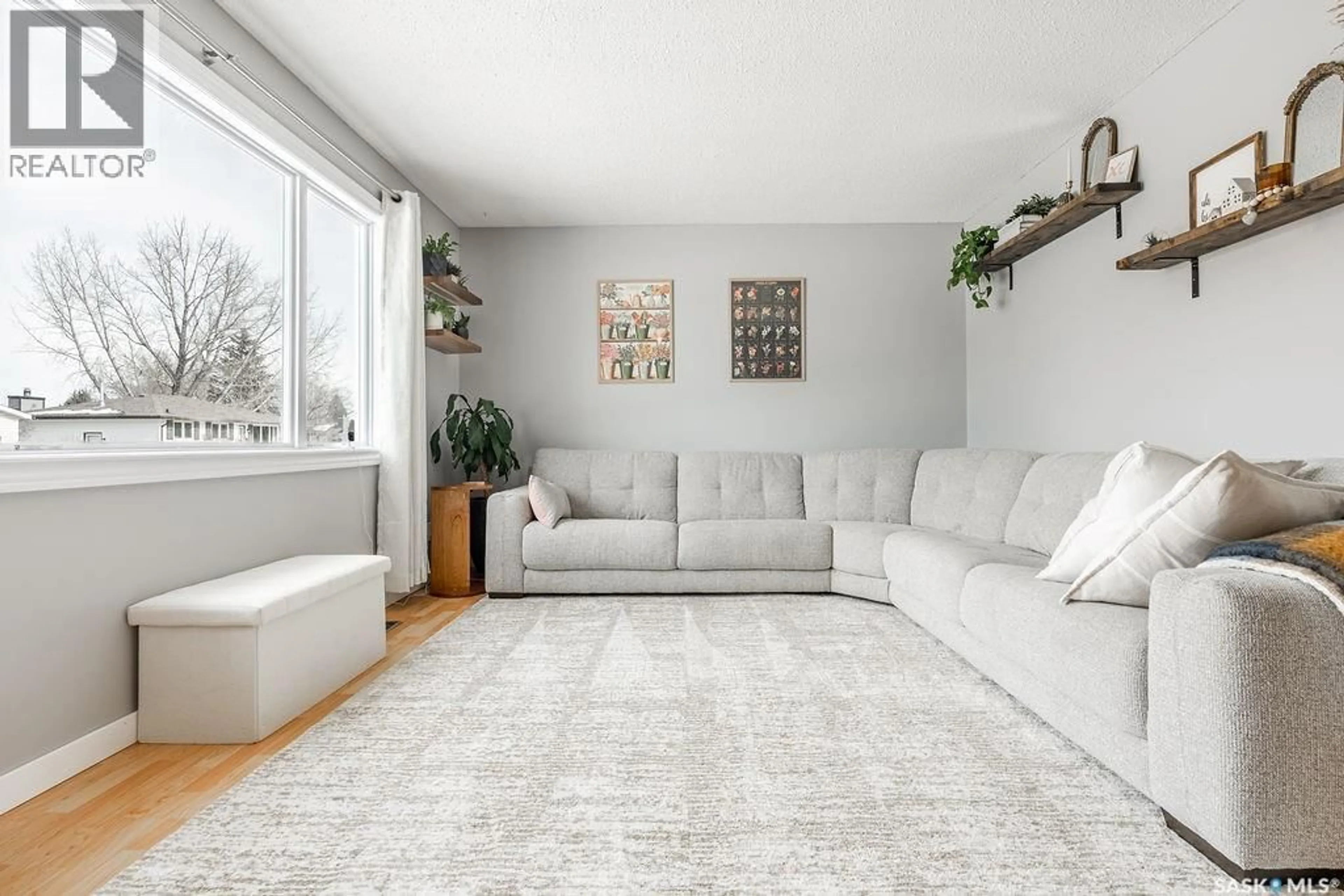 Living room with furniture, carpet floor for 118 SHEA CRESCENT, Saskatoon Saskatchewan S7L5M1