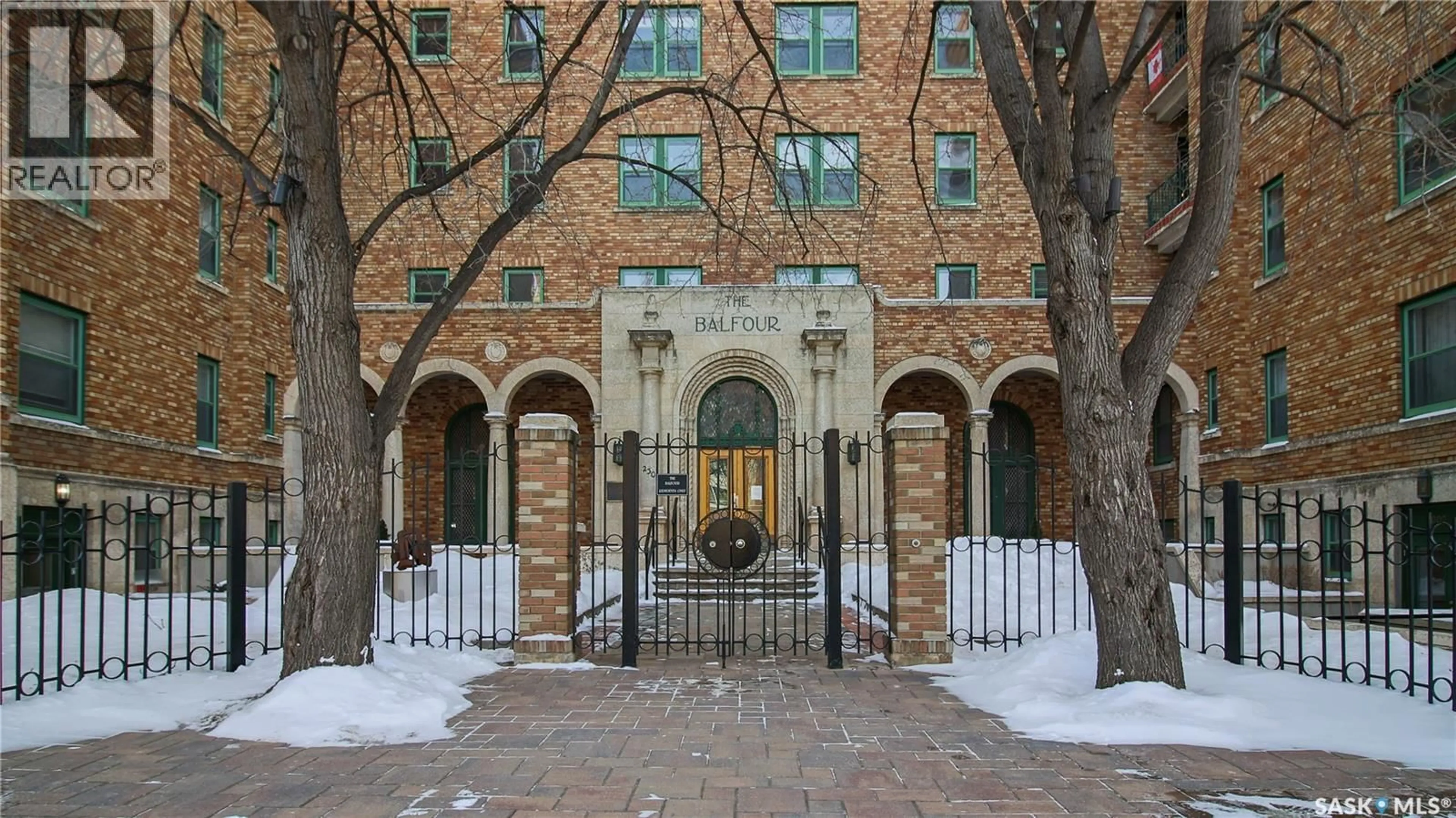 Indoor foyer for 400 2305 VICTORIA AVENUE, Regina Saskatchewan S4P0S7