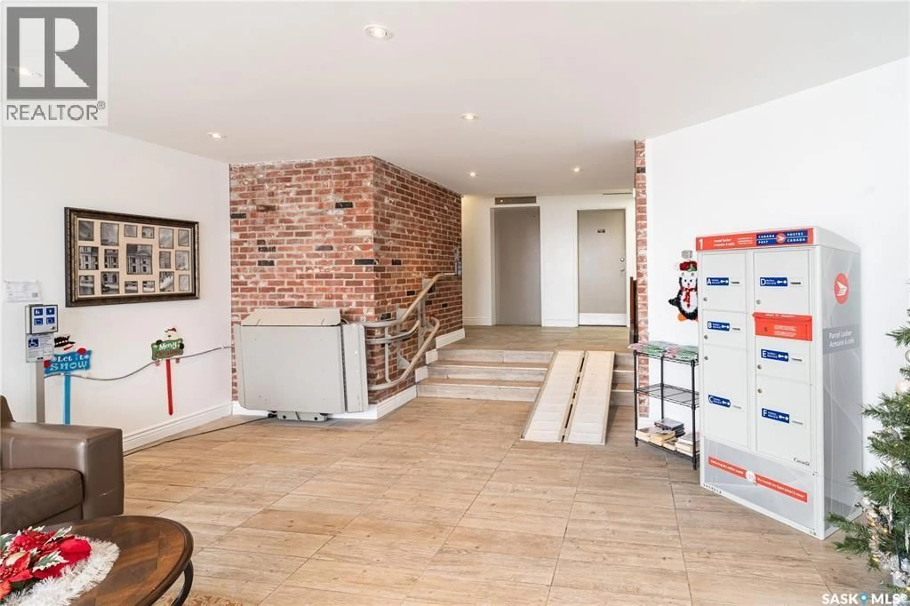 Indoor foyer for 329 WESTFIELD DRIVE, Regina Saskatchewan S4S6A3