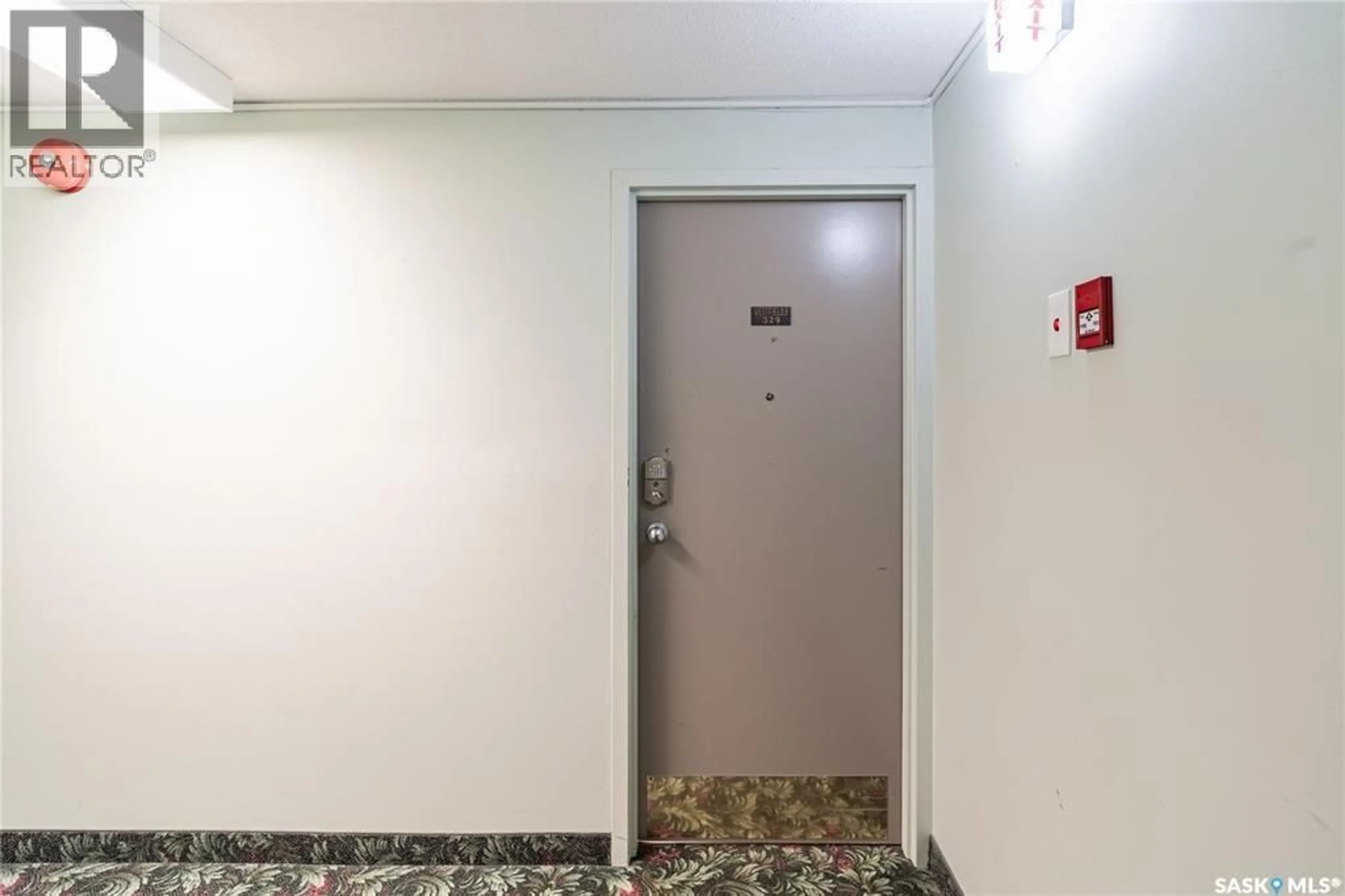 Indoor foyer for 329 WESTFIELD DRIVE, Regina Saskatchewan S4S6A3