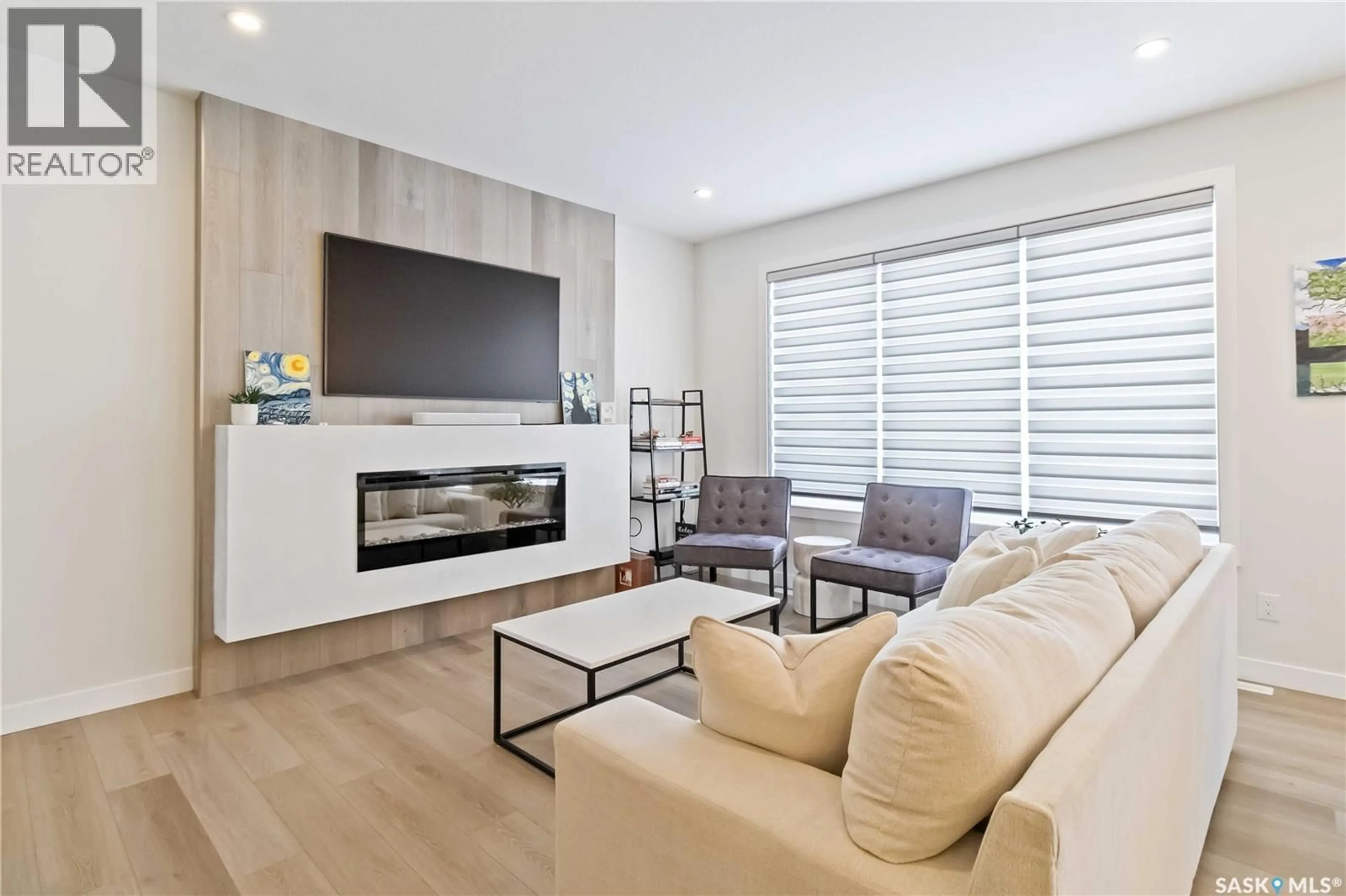 Living room with furniture, unknown for 155 KEITH WAY, Saskatoon Saskatchewan S7V0X9